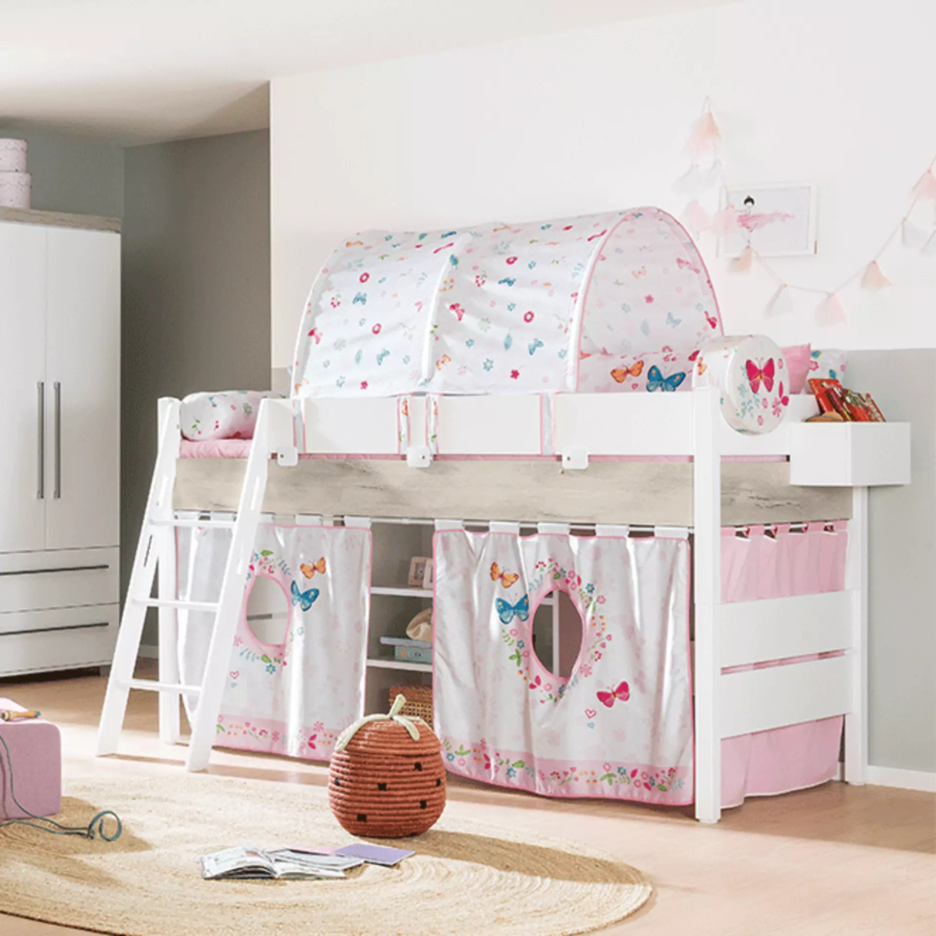 Hochbett mit verspielten Details für das Kinderzimmer