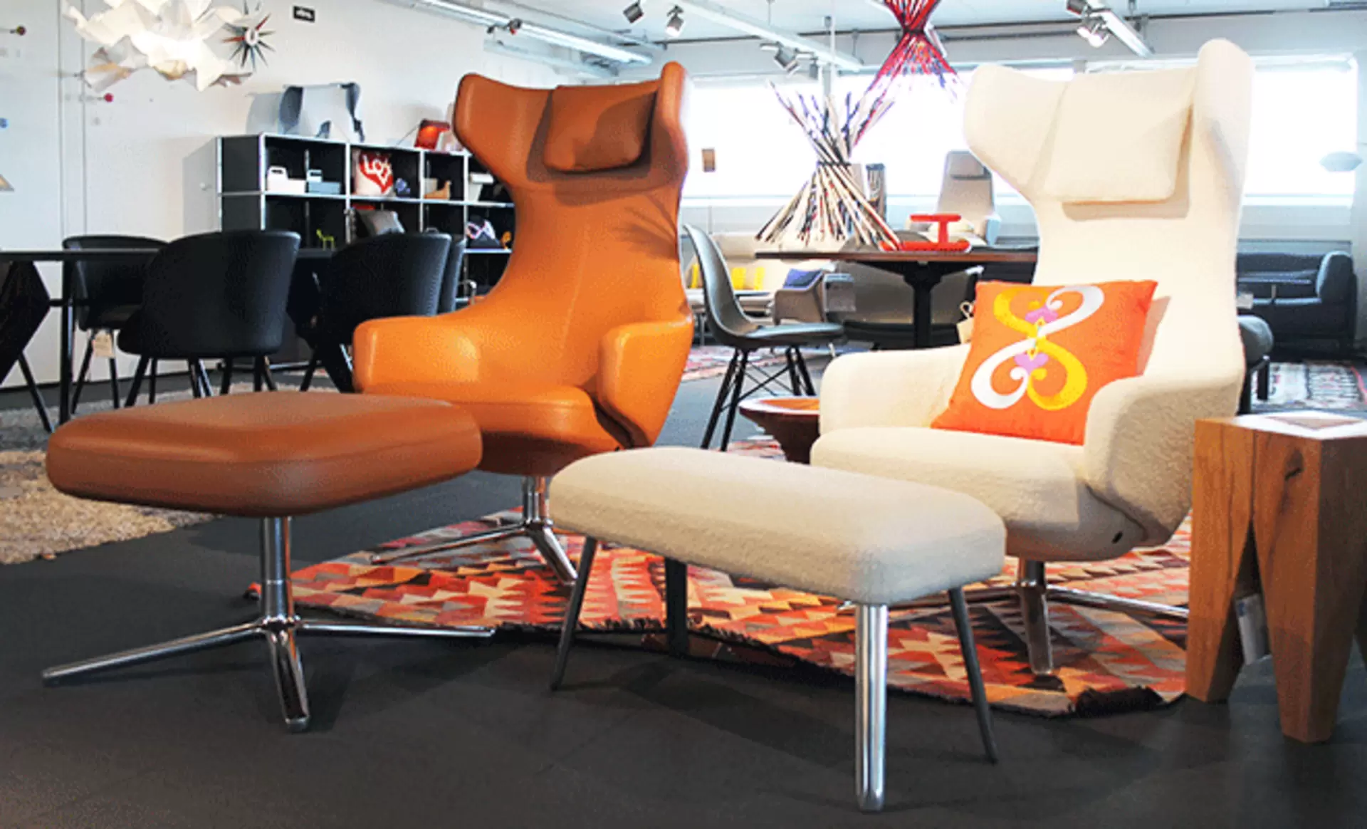 Grand Repos mit Hocker in Leder und Stoff, ausgestellt bei interni by inhofer
