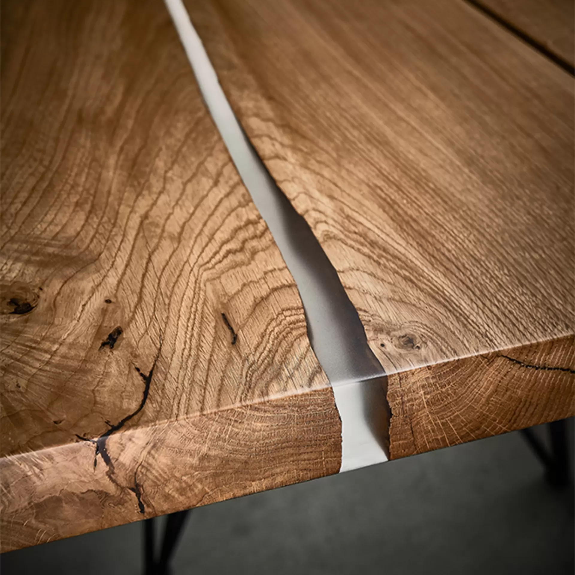Eine Nahaufnahme eines Wimmer Holztisches mit Epoxidharz-Element
