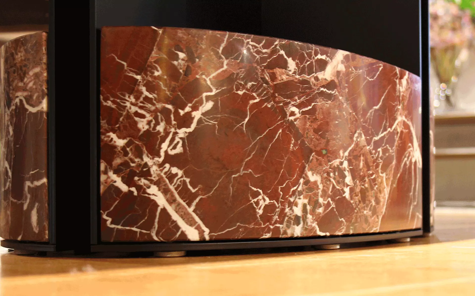 Sockel mit rotem Marmor