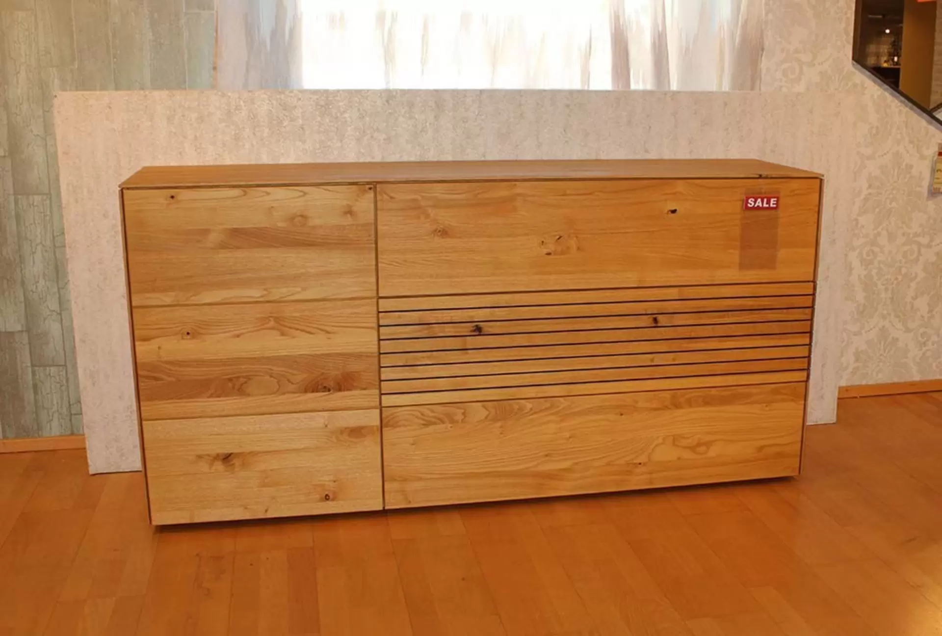 Kommode aus Holz von vorne