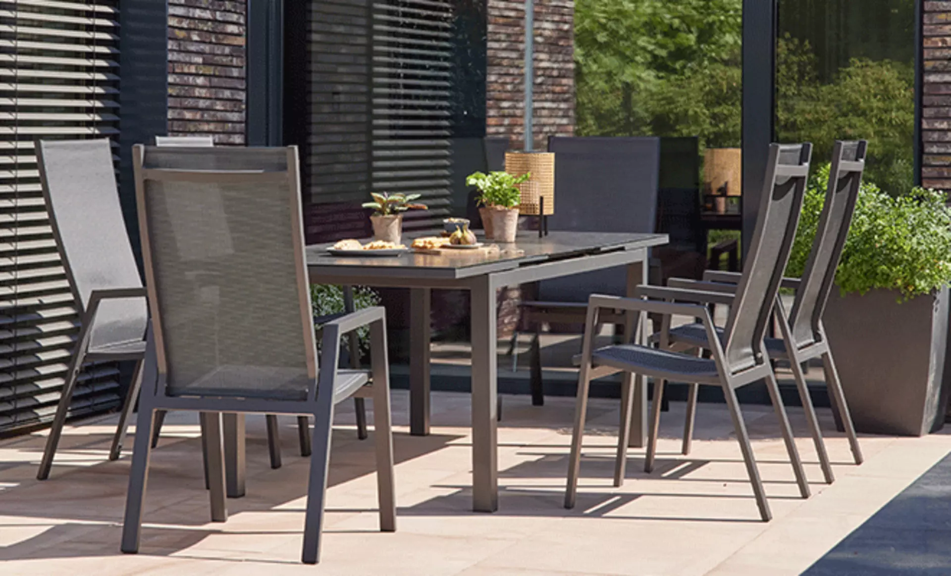 Essgruppe in dunklen Farbtönen im Garten