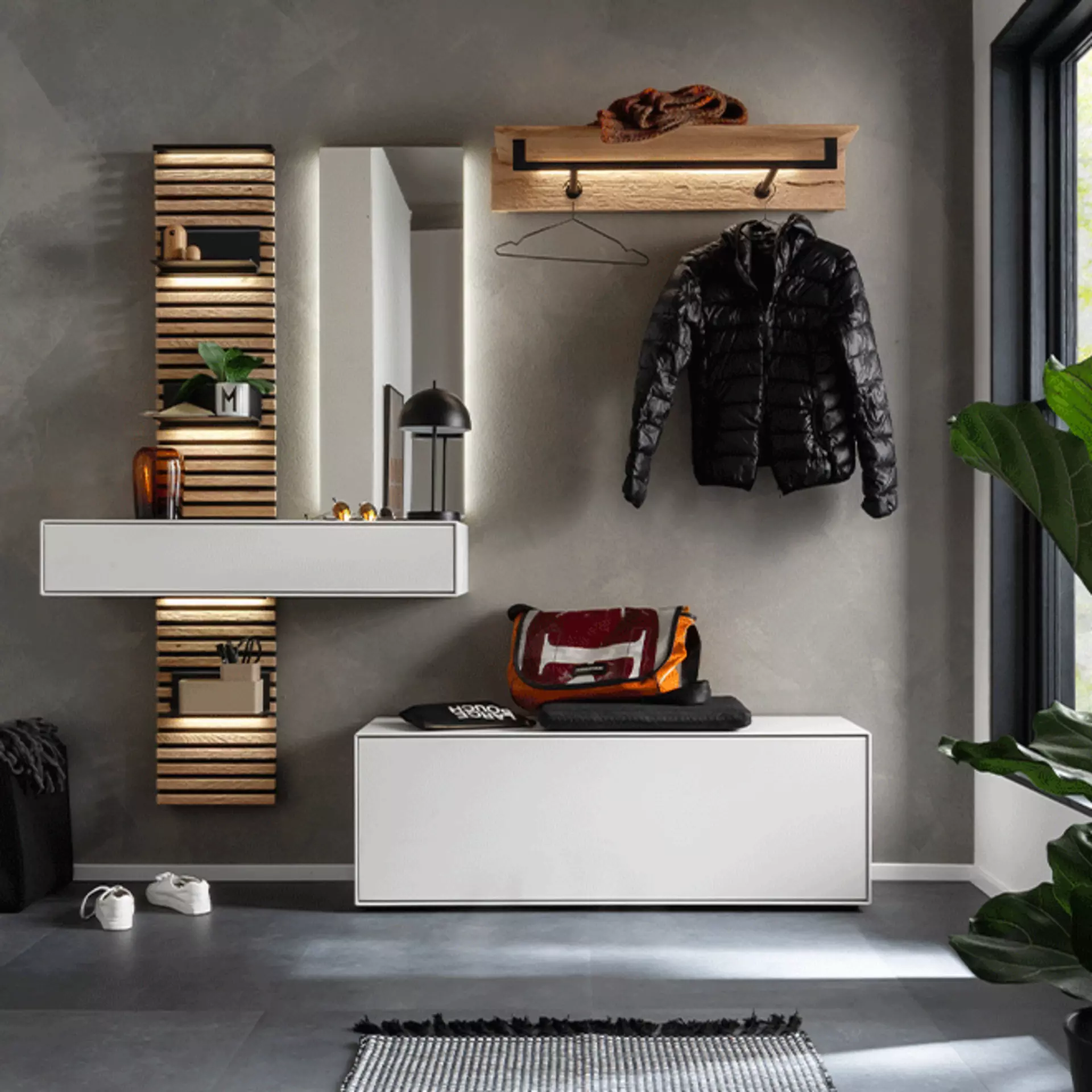 Helle Garderobe mit integriertem Licht von Möbel Inhofer