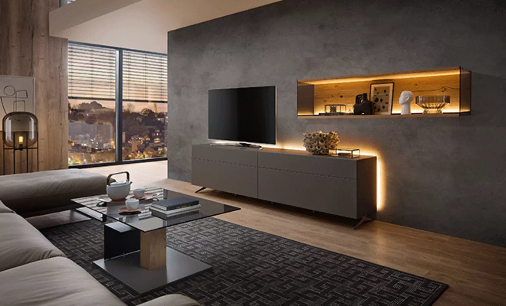 Geräumiges Wohnzimmer mit Wohnwand mit warmer indirekter Beleuchtung