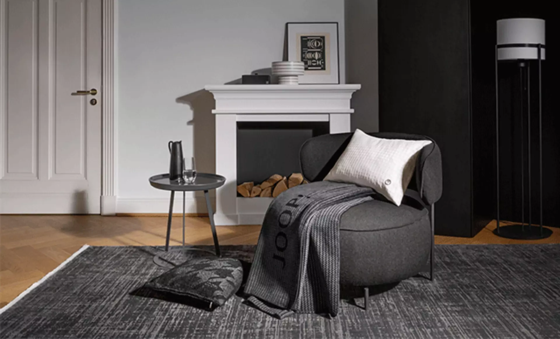 Sessel mit Wohndecke bedeckt