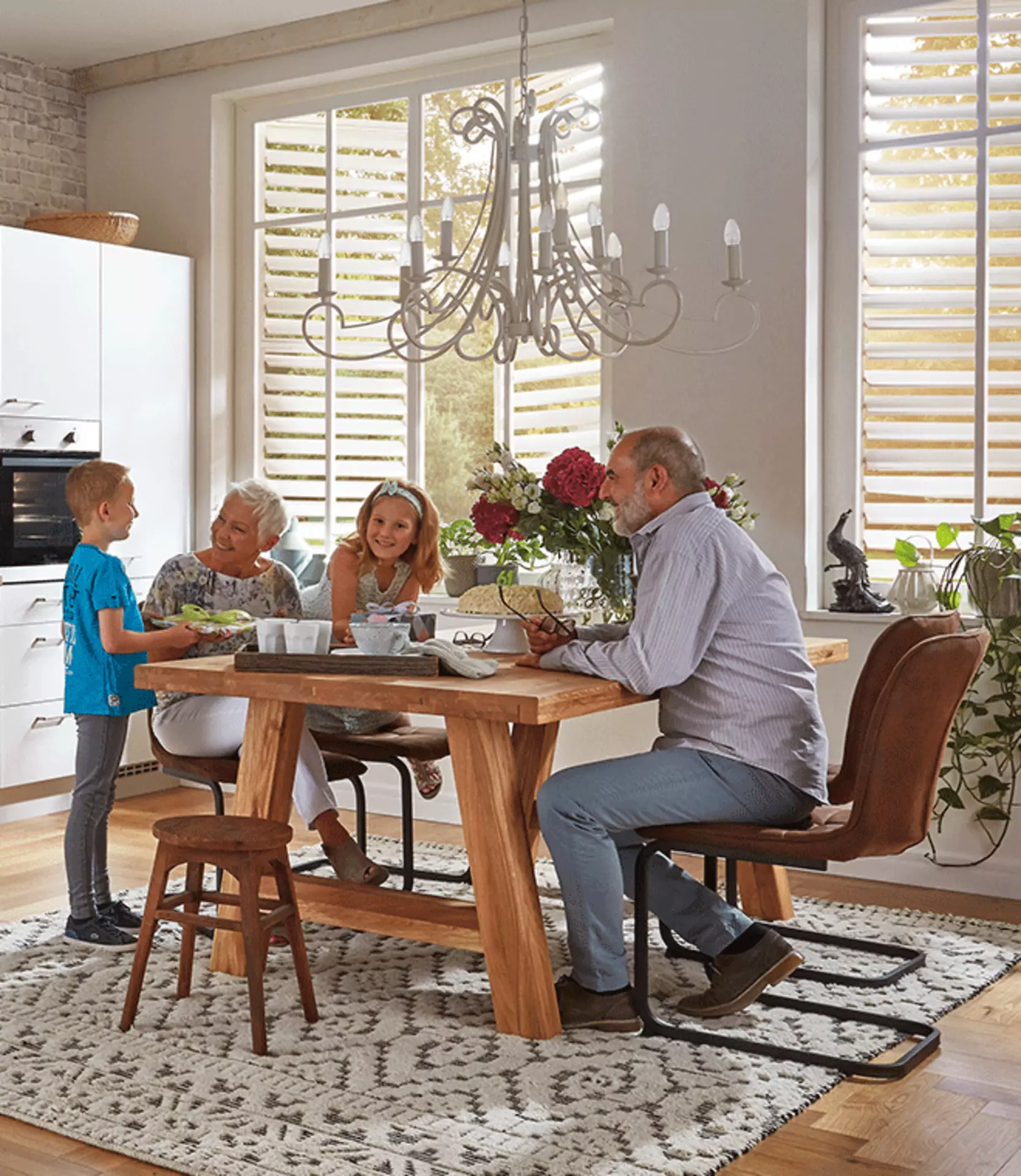 Familie gemeinsam an einem gedeckten Holztisch 