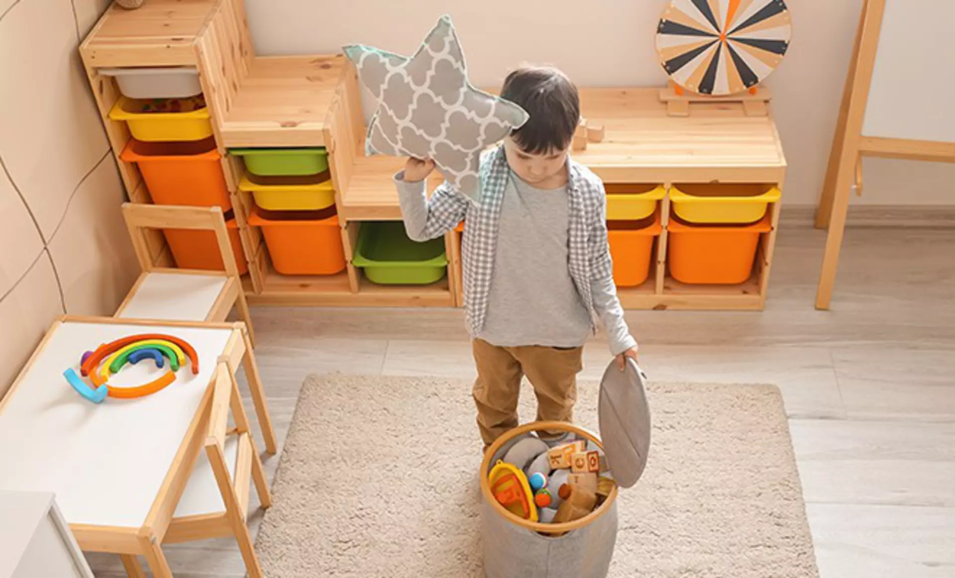 Kind räumt sein Zimmer auf