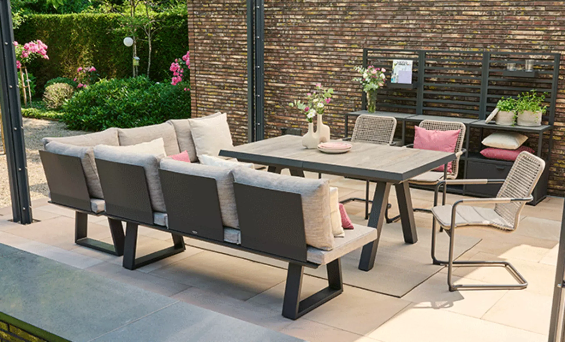 Sitzgruppe im Garten mit Sitzbank und Freischwingern