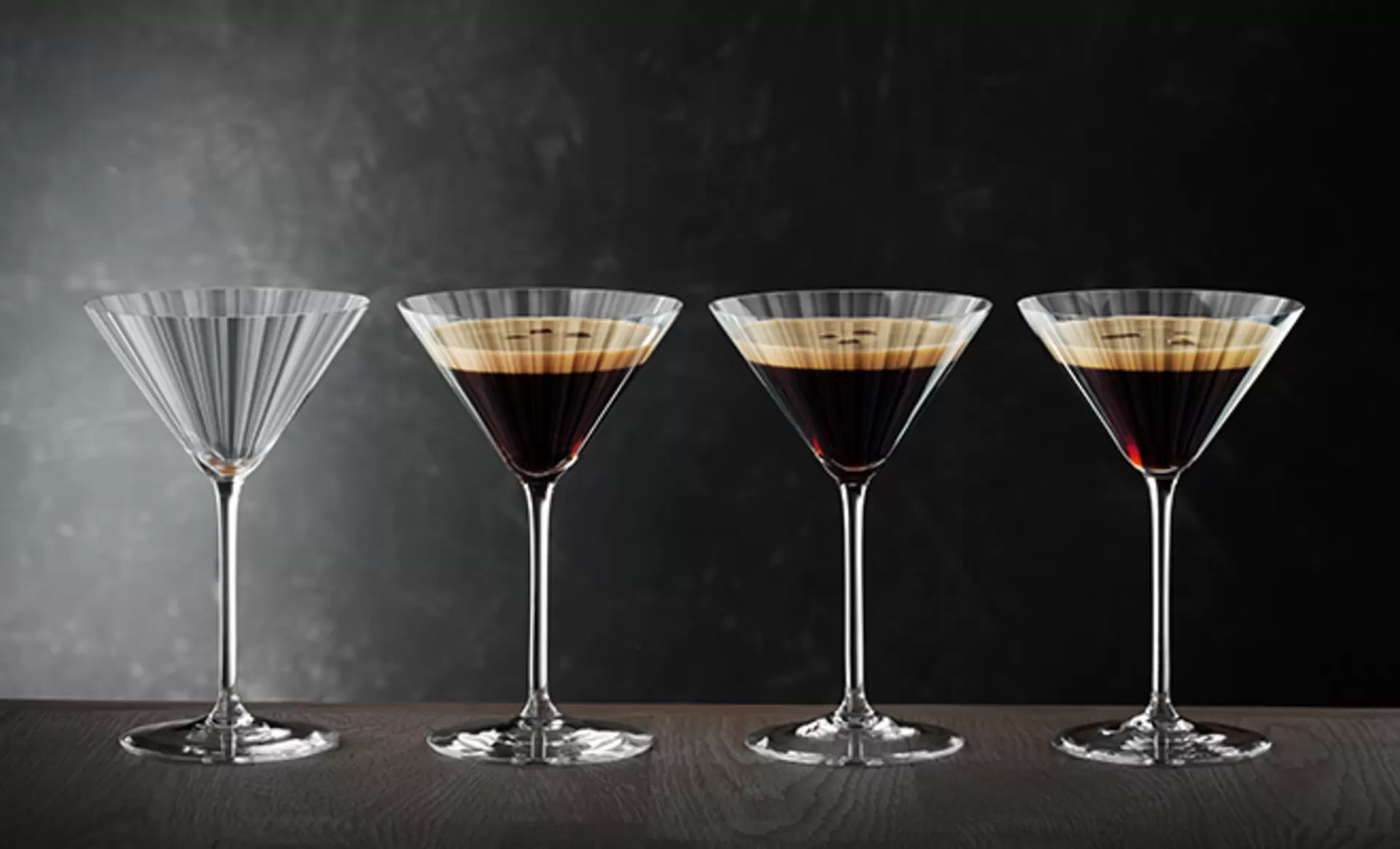 Martini Gläser von Spiegelau gefüllt mit Espresso-Martini und schön aneinandergereiht
