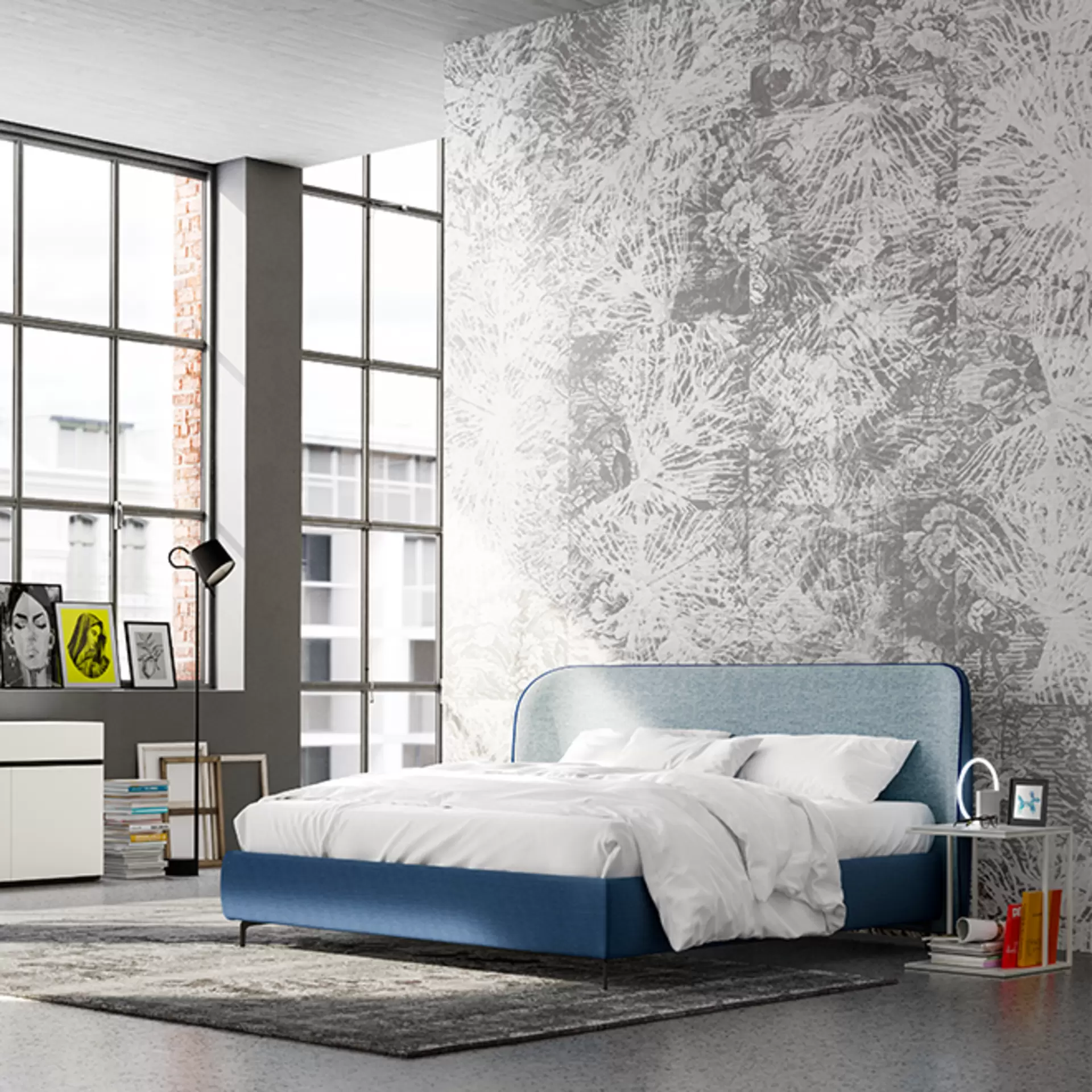 Eine weiße Schlafzimmer-Kommode der Serie Soma von Kettnaker mit einem Blauen Polsterbett in einem modernen offenen Schlafzimmer.