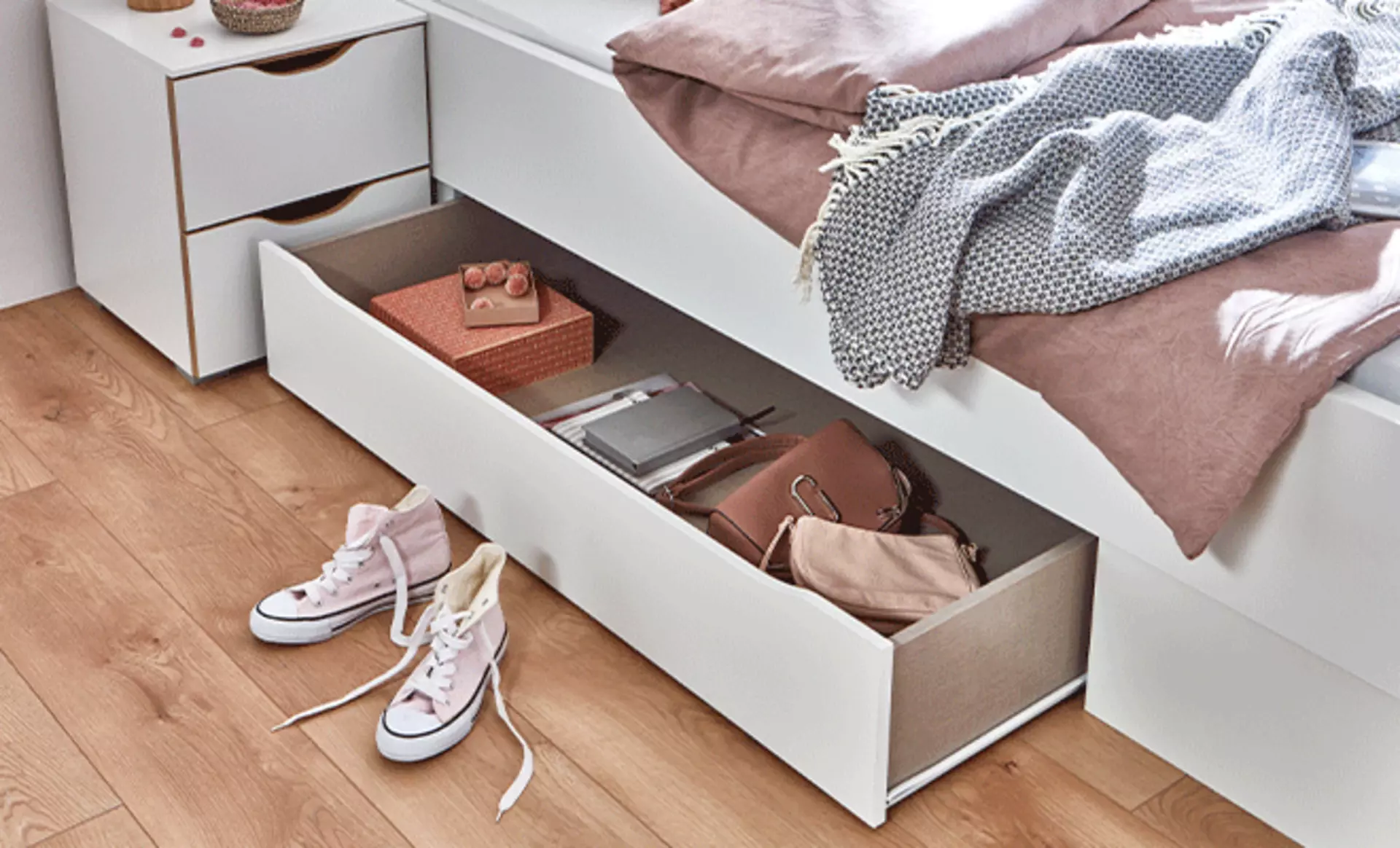 Praktische Schubkästen unter dem Bett für Stauraum
