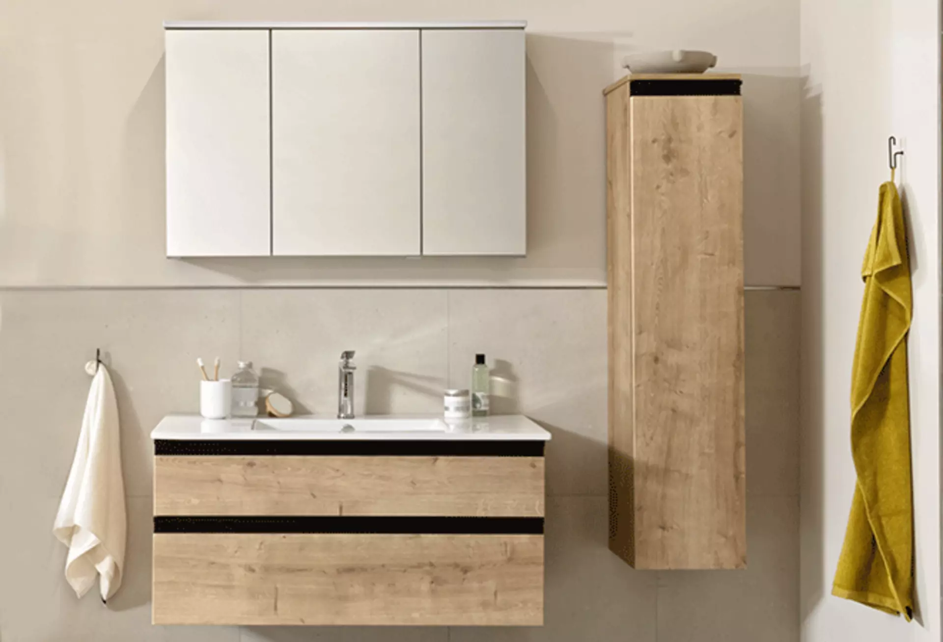 waschbecken und badezimmerschränke in holzoptik 