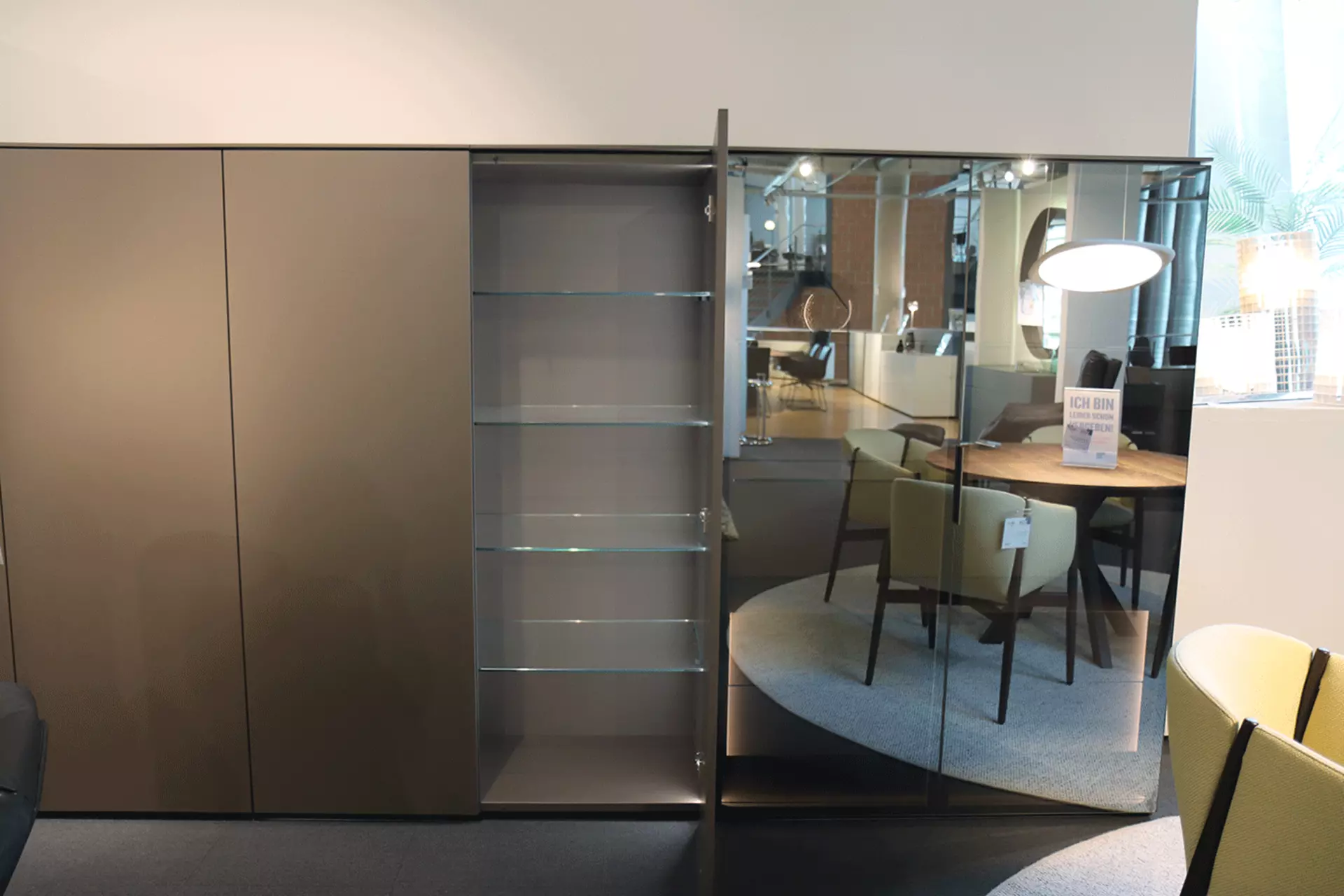 Collect Plus Wohnwand mit geöffneten Türen