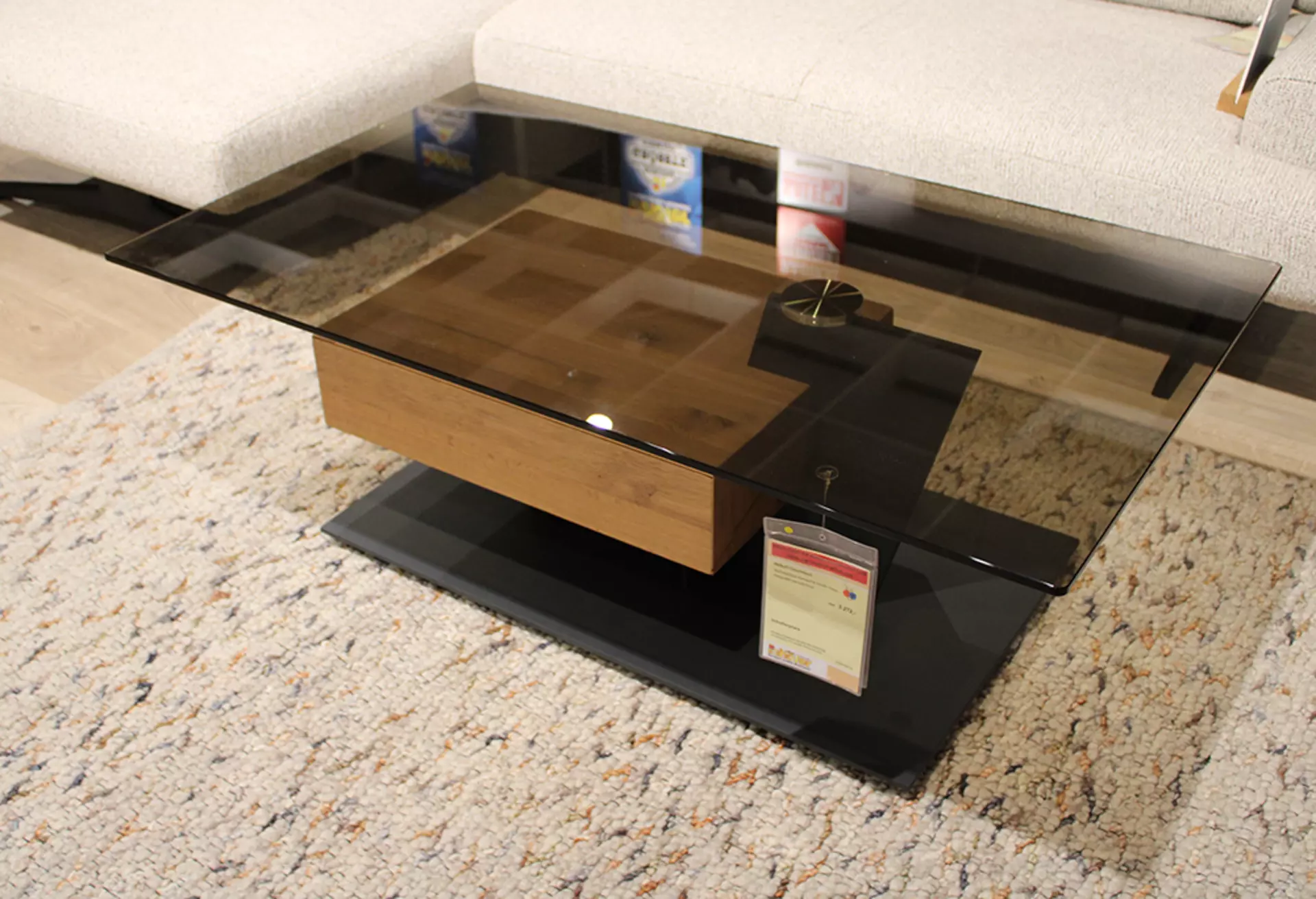 Couchtisch mit dunkler Glasplatte 