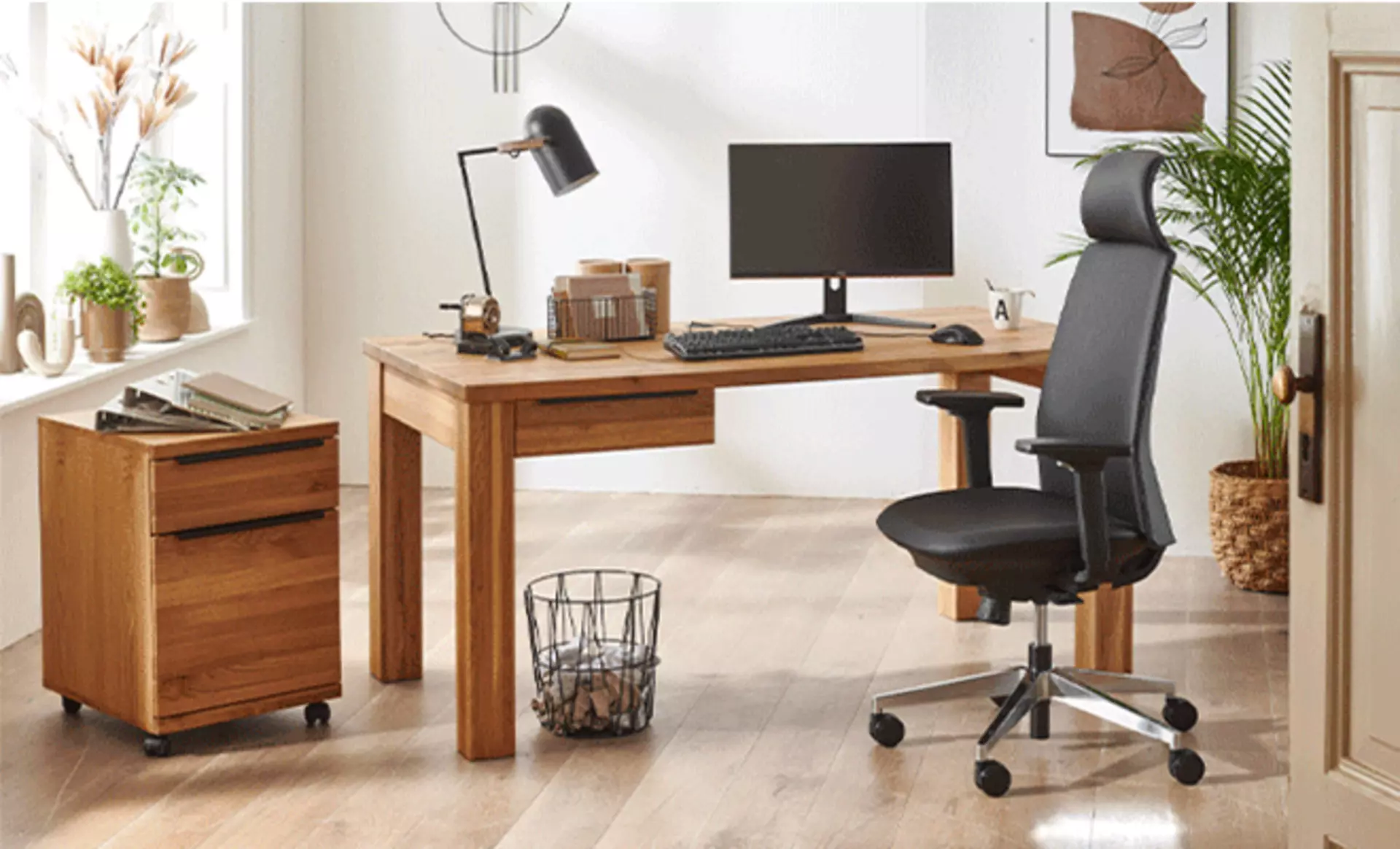 arbeitszimmer in holzoptik im landhausstil 