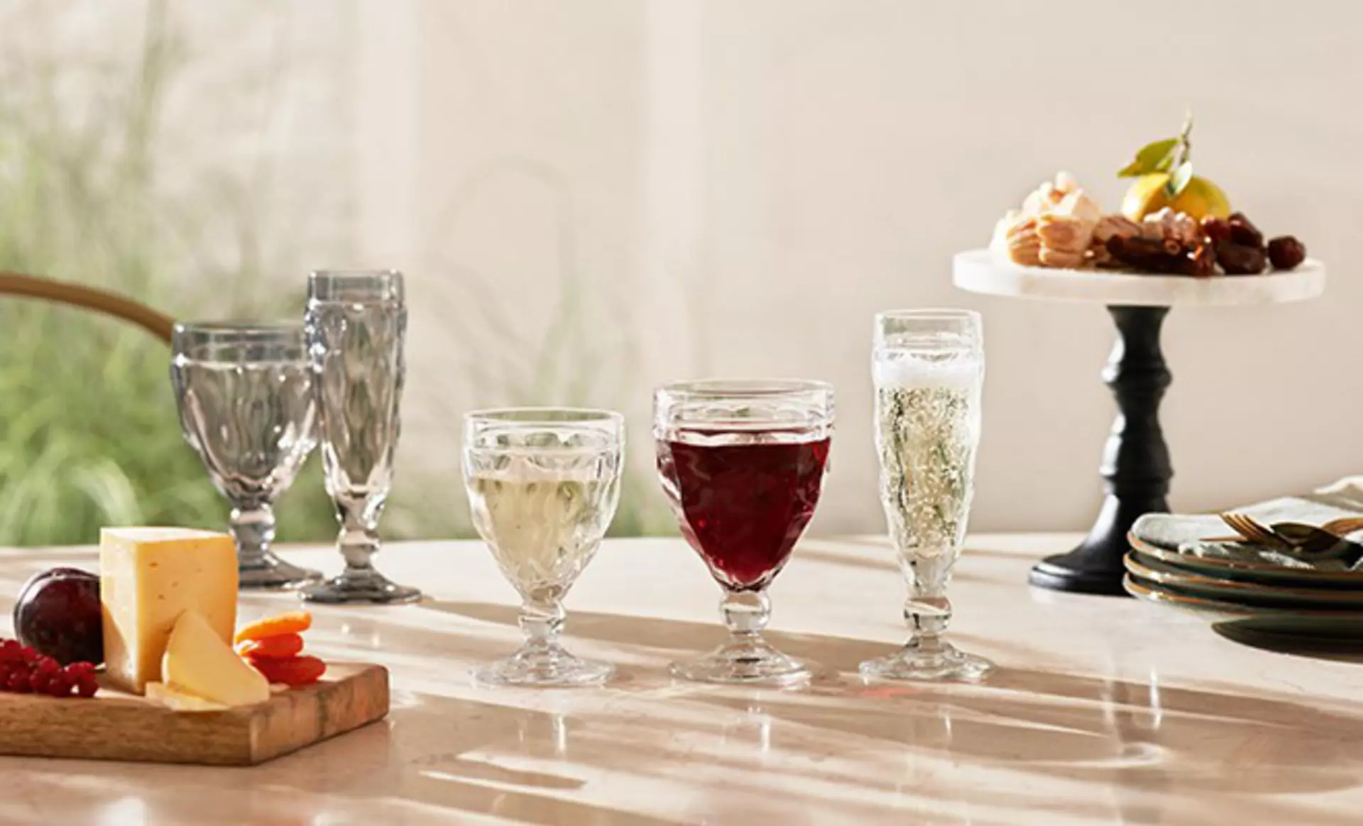 Schöne Gläser für das festliche Abendessen - mit Möbel Inhofer stehen Ihre Gläser richtig