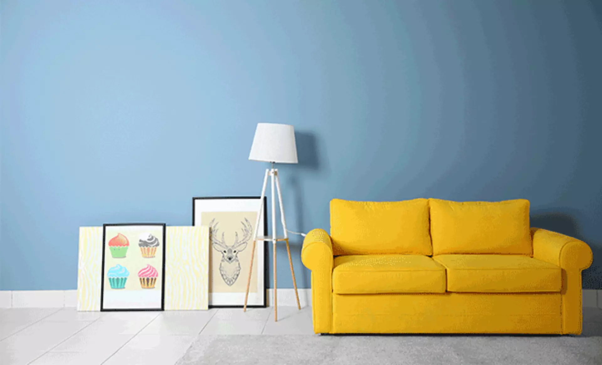 Gelbes Sofa vor blauer Wand