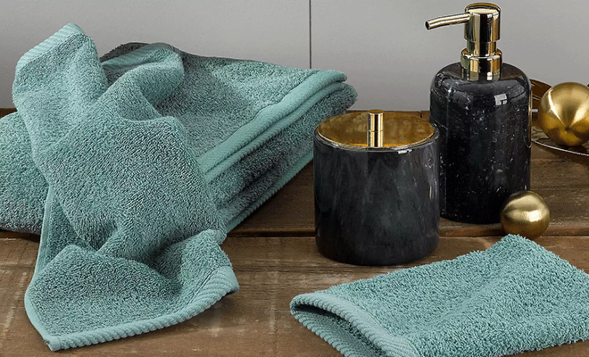 Badezimmer mit Schwarz - Goldener Dekoration