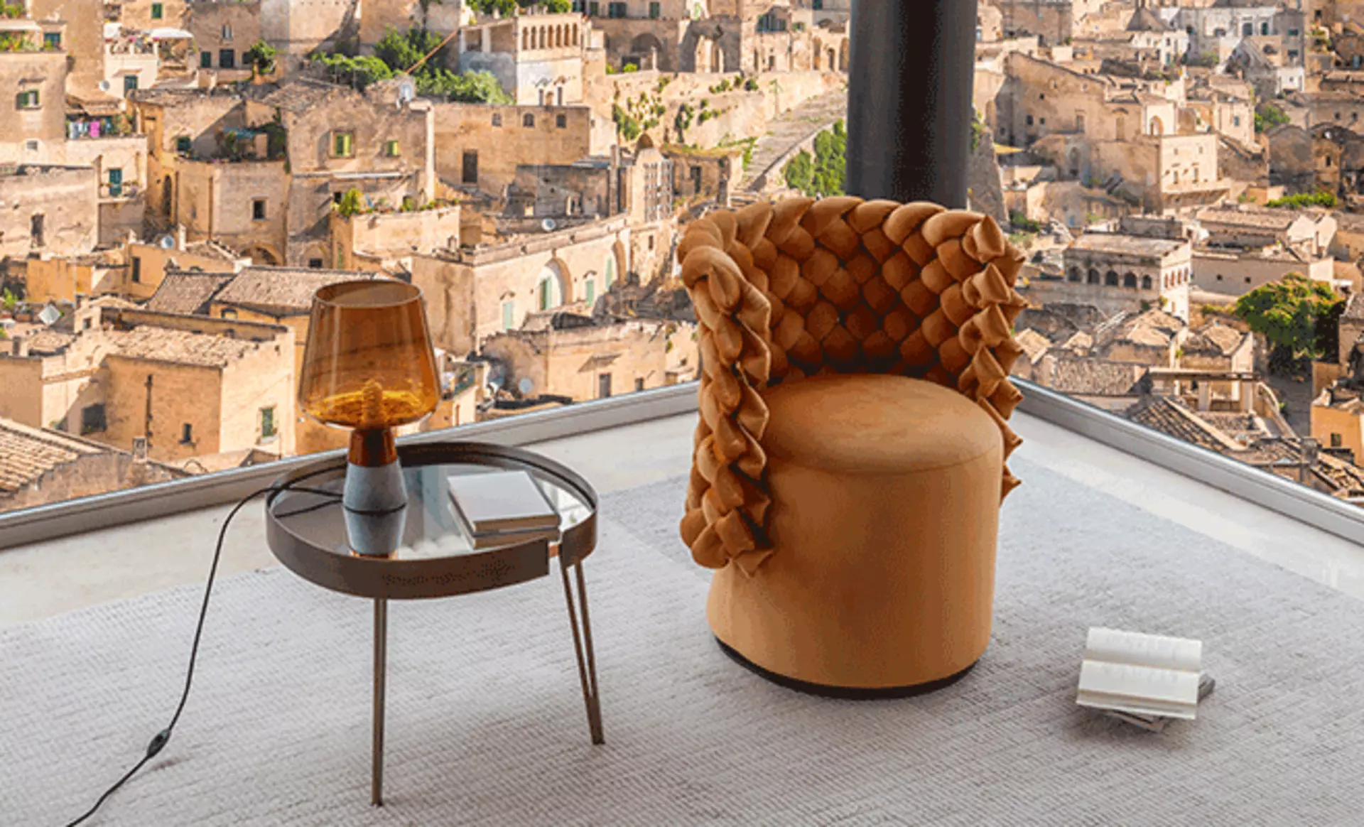 Moderner Designsessel von Calia Italia vor einem Fenster mit Blick auf italienische Architektur.