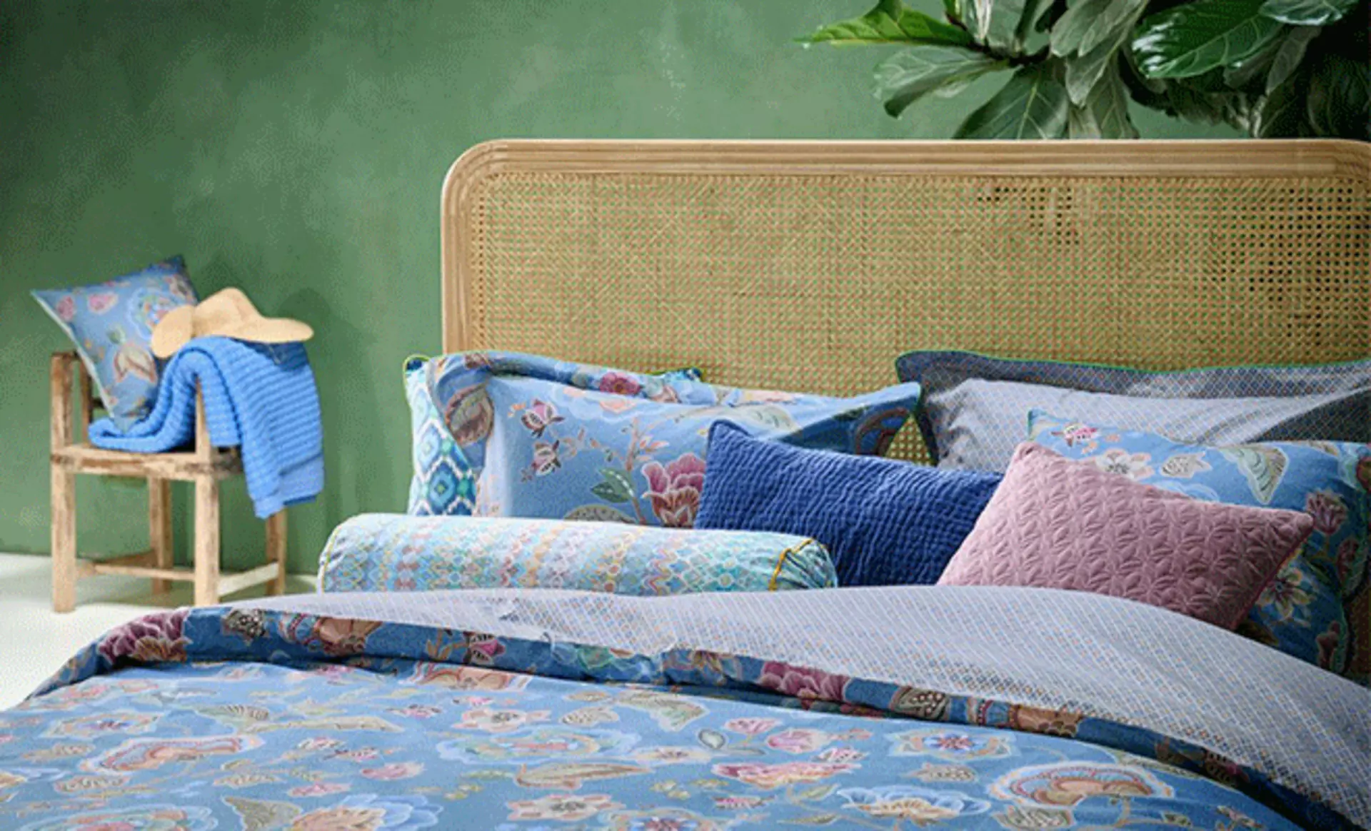 Blaue Bettwäsche mit Blumen Muster mit weiteren Blauen und Pinken Kissen