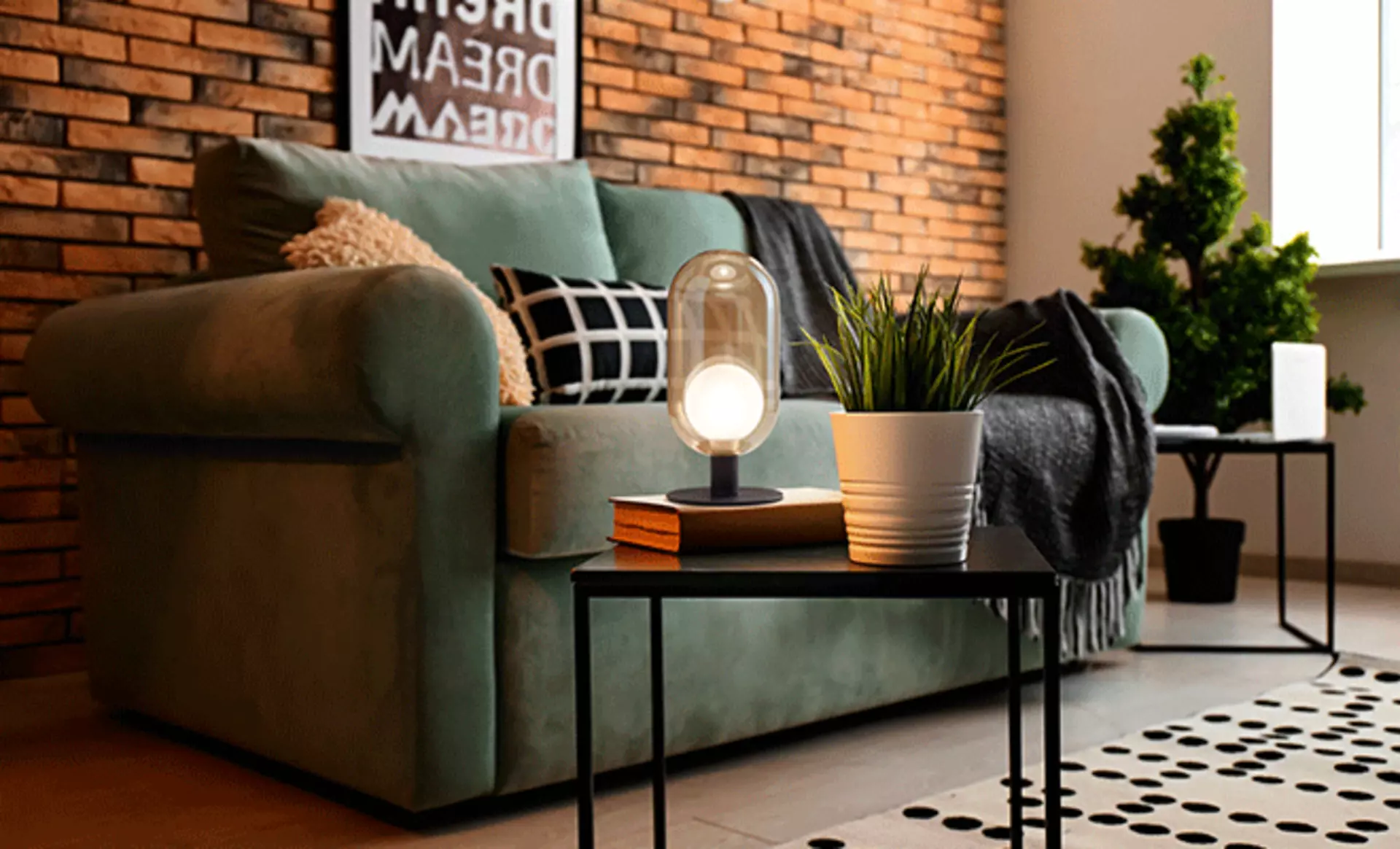 Wohnbereich im Industrial-Design mit grünem Sofa und schlichter Tischleuchte von Fabas Luce.