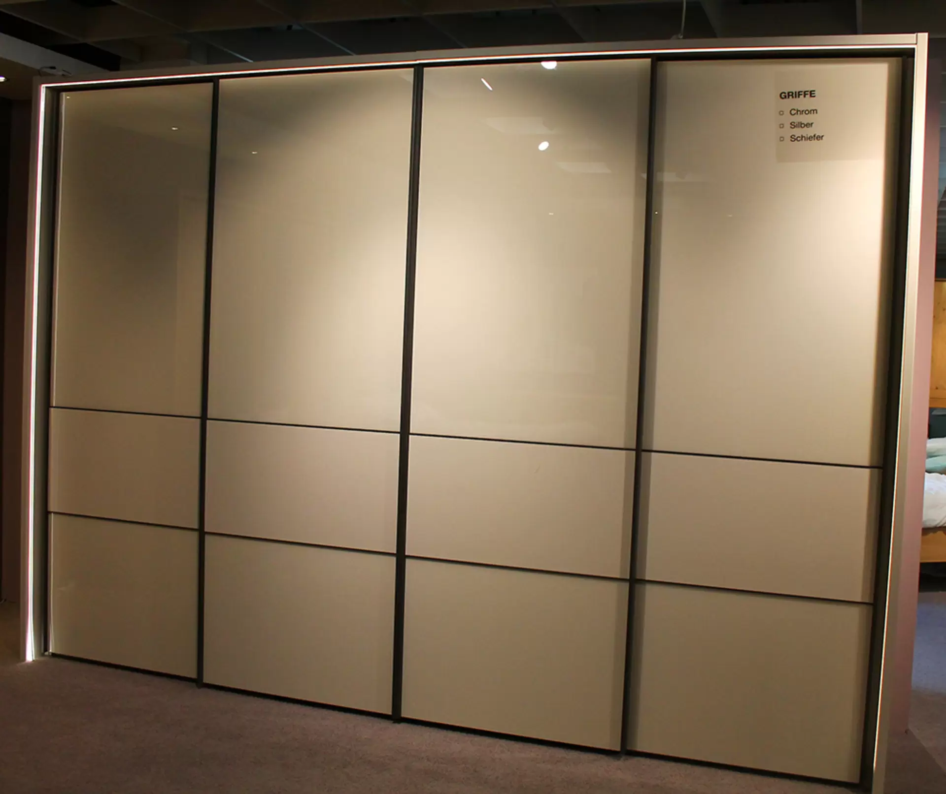 Der Schwebetürenschrank MONDO CLIVO 3000 von Wiemann