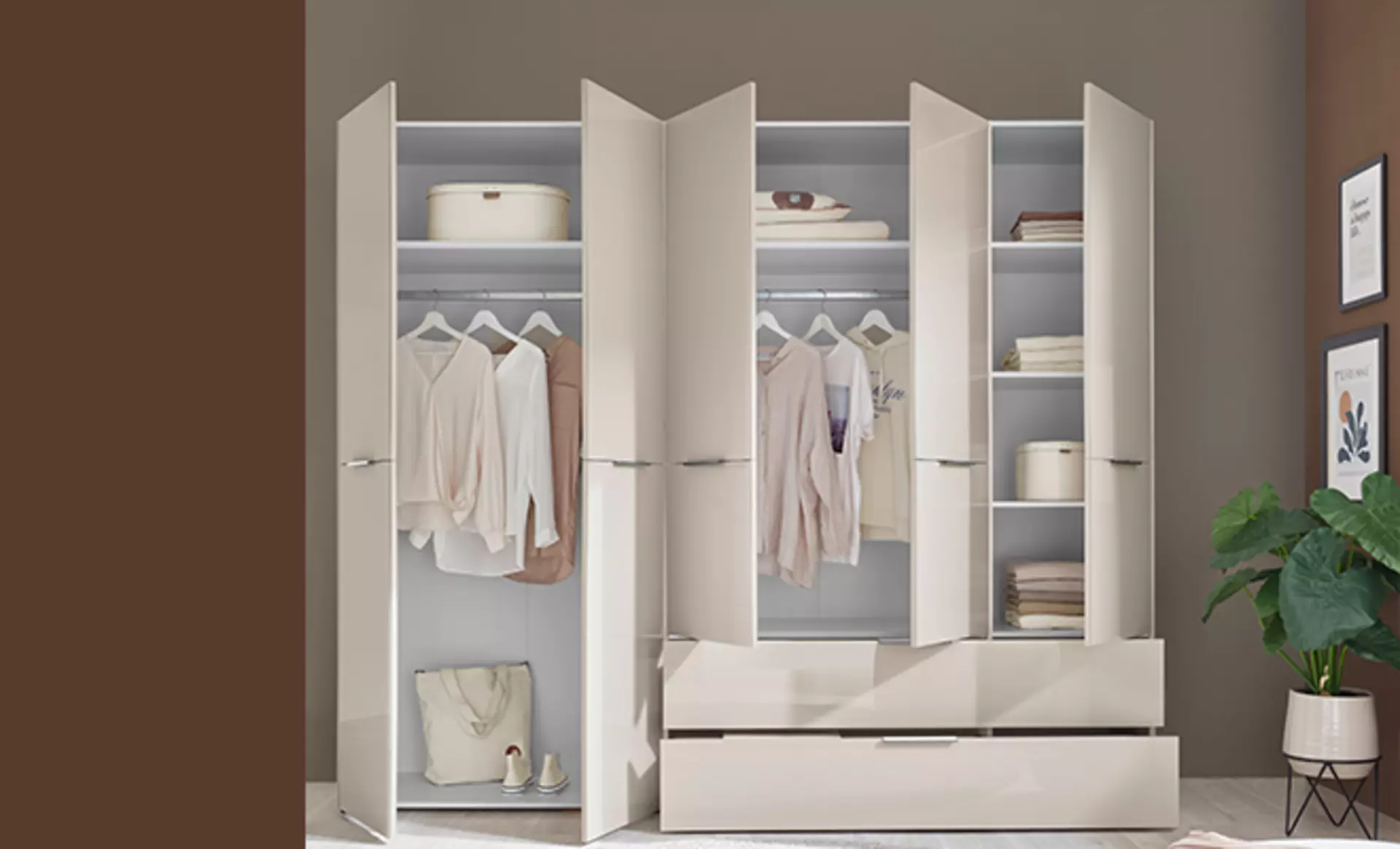 offener Schrank in weiß mit Kleidung darin