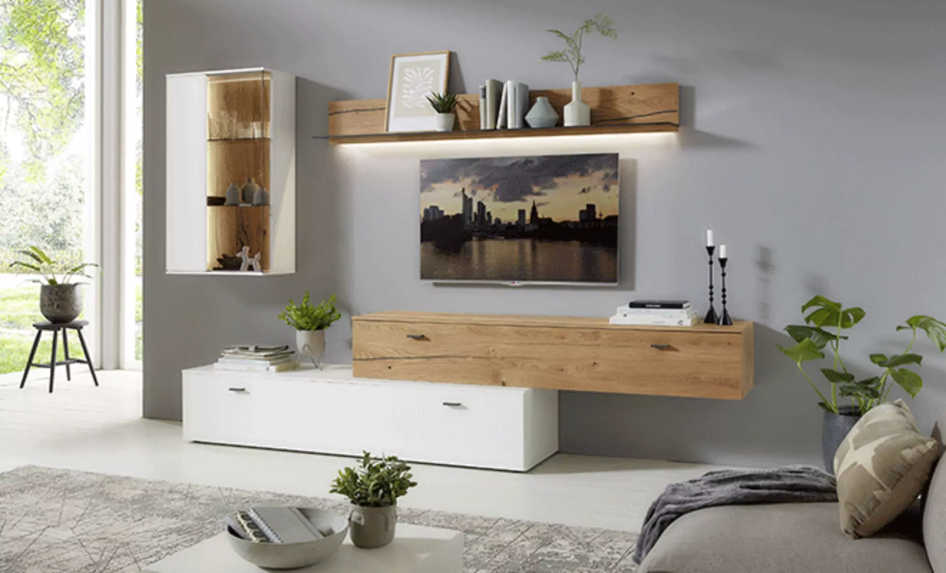 Möbel mit integrierter Beleuchtung für Wohn- und Esszimmer spenden warmes, indirektes Licht
