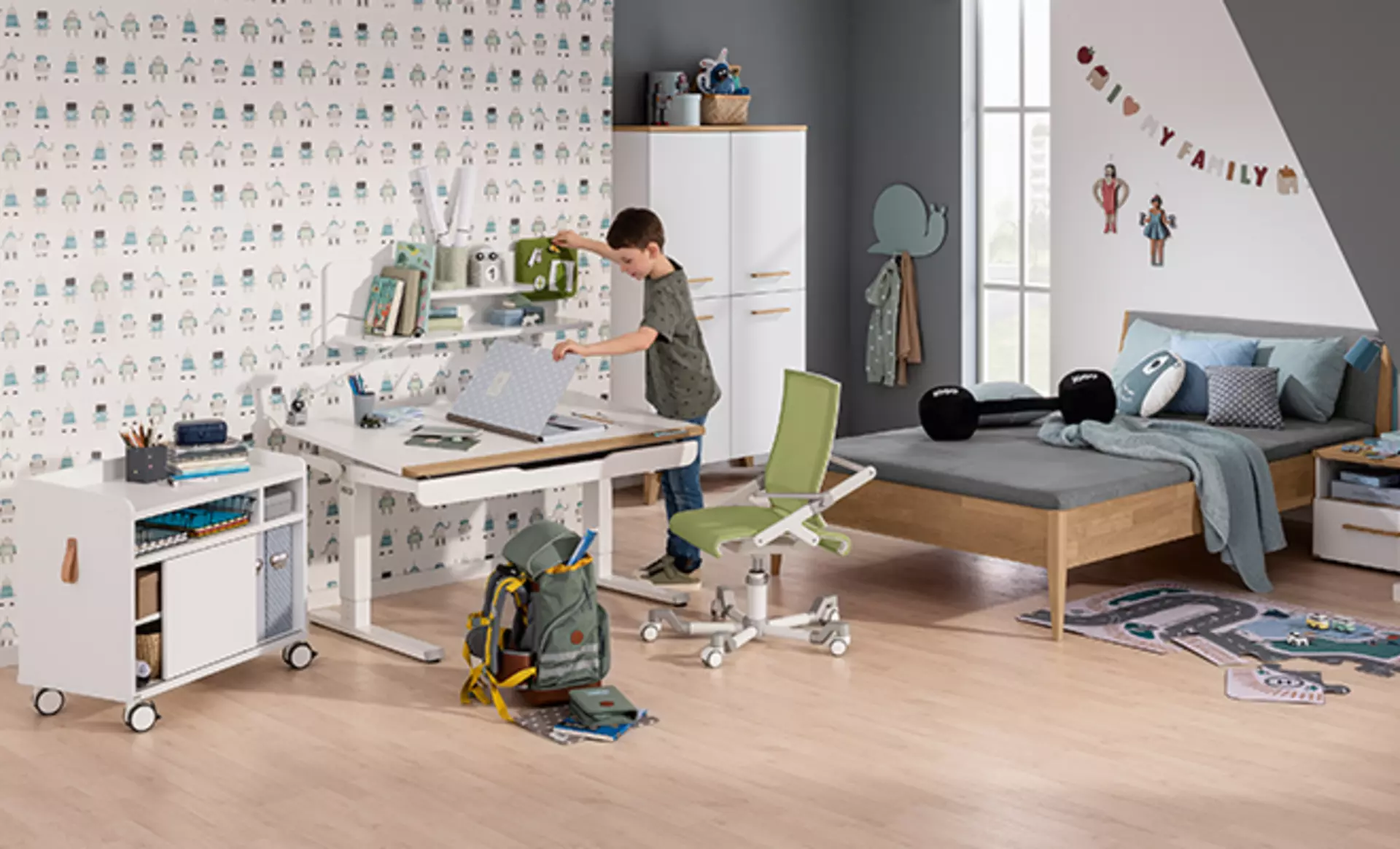 Bild eines Kinderzimmers in weiß mit Holzakzenten und grünem Stuhl