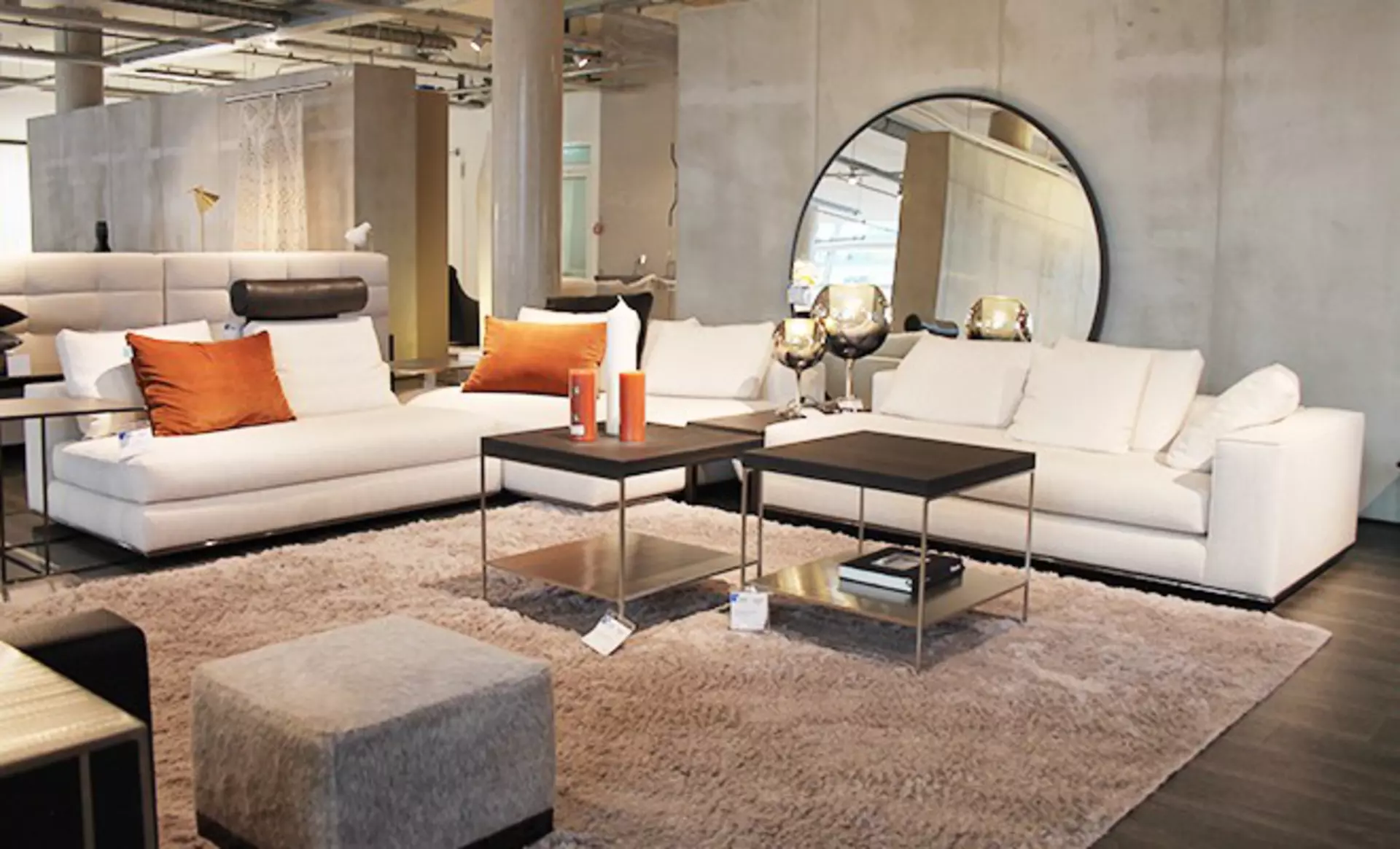 Designer Sofa von Minotti in der Ausstellung bei interni by inhofer