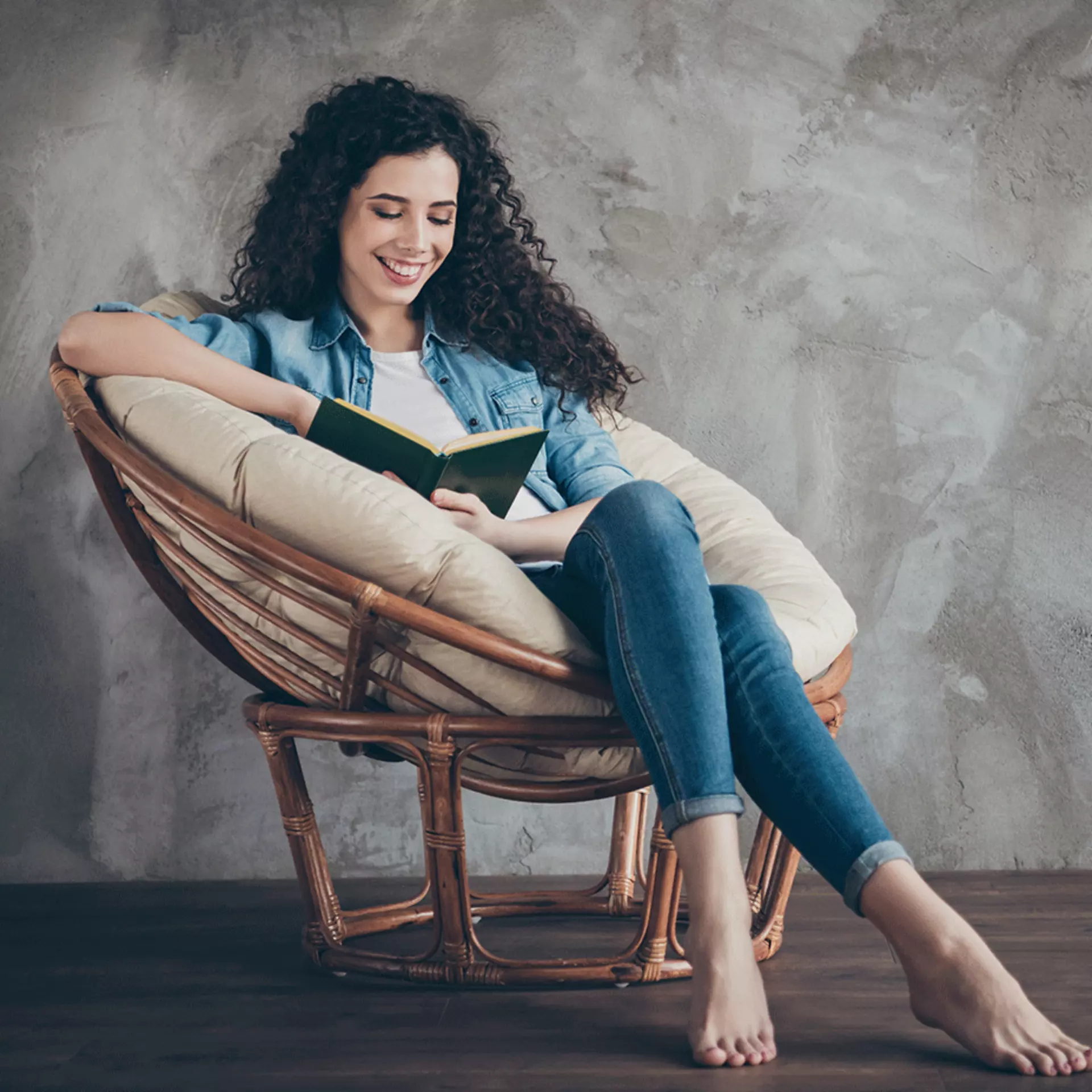 Junge Frau beim Lesen von einem Buch