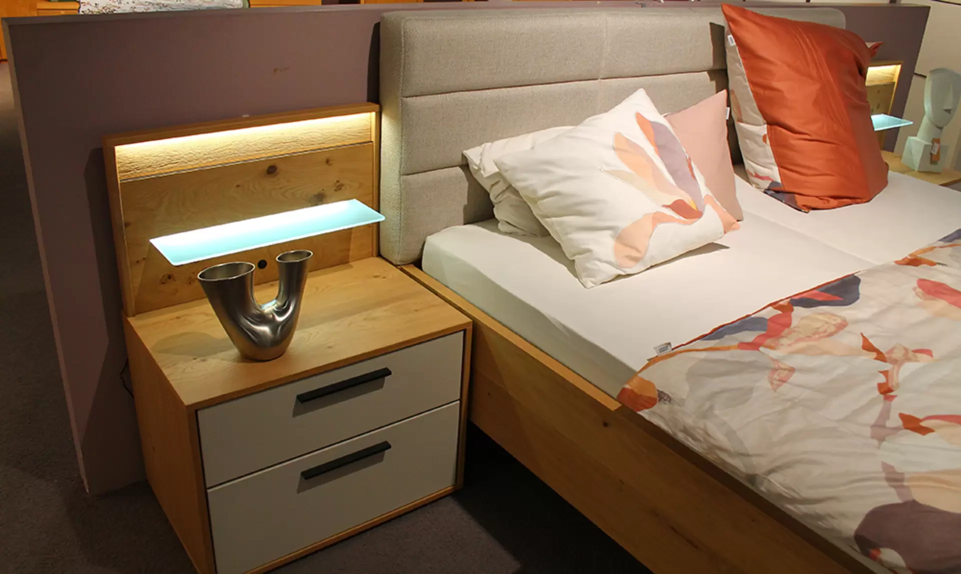 Das Schlafzimmer MONDO ARIDE von Disselkamp aus Eiche massiv mit weiß und braunem lack