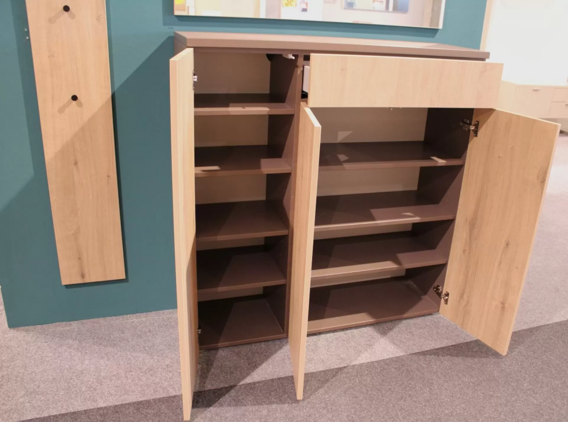 Garderobe VALENZIA von Wittenbreder aus Holz mit geöffneten Türen