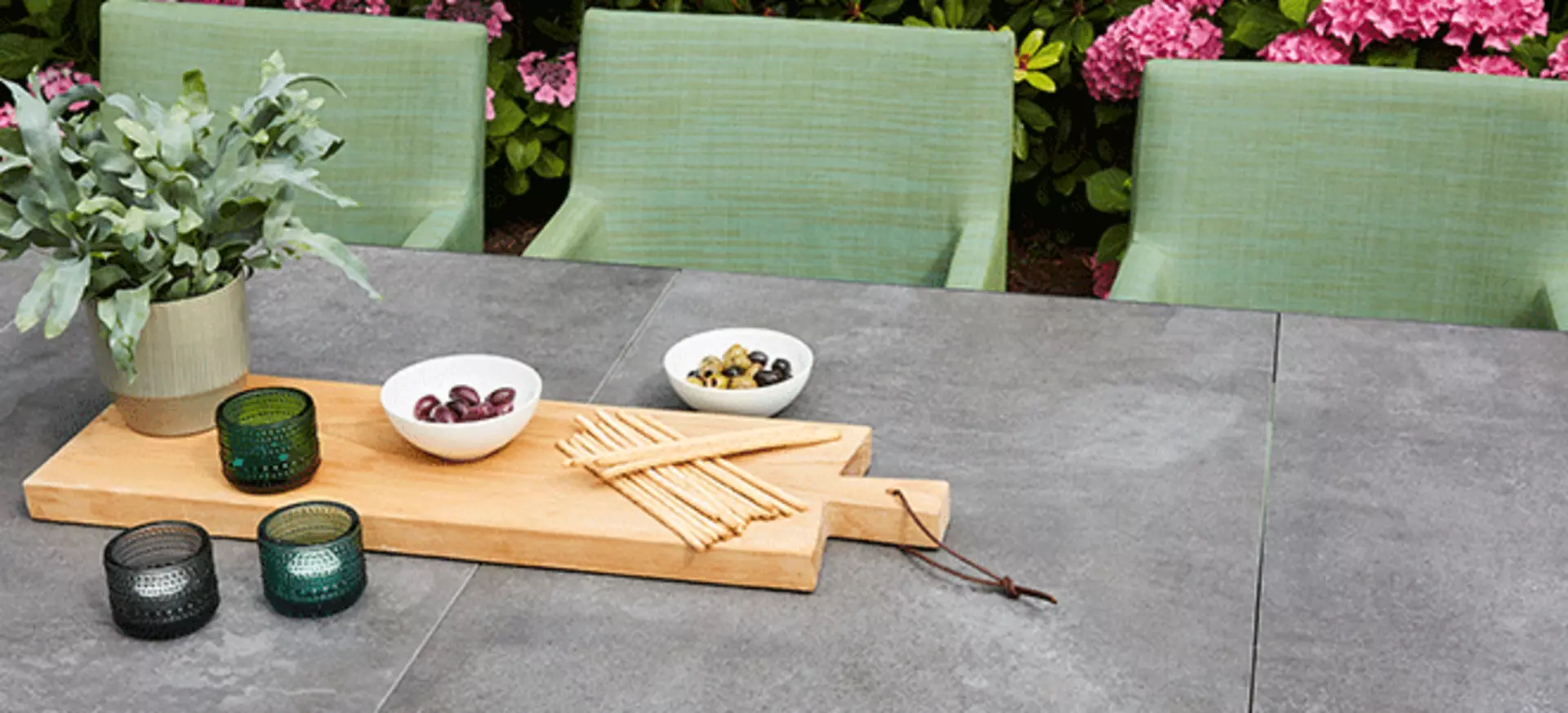 Mit Kerzen dekorierter Gartentisch