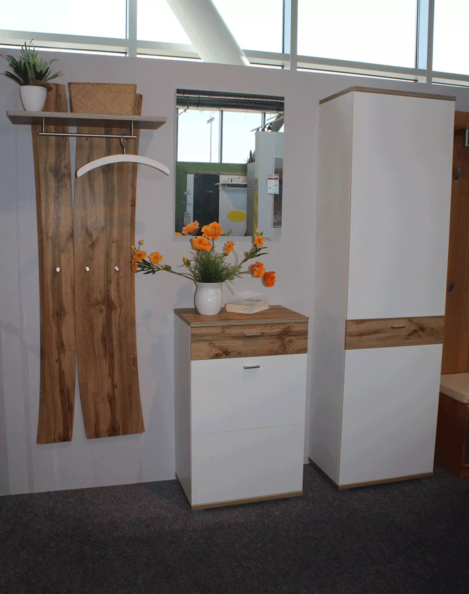 Weiße Garderobe mit Holz-Akzenten