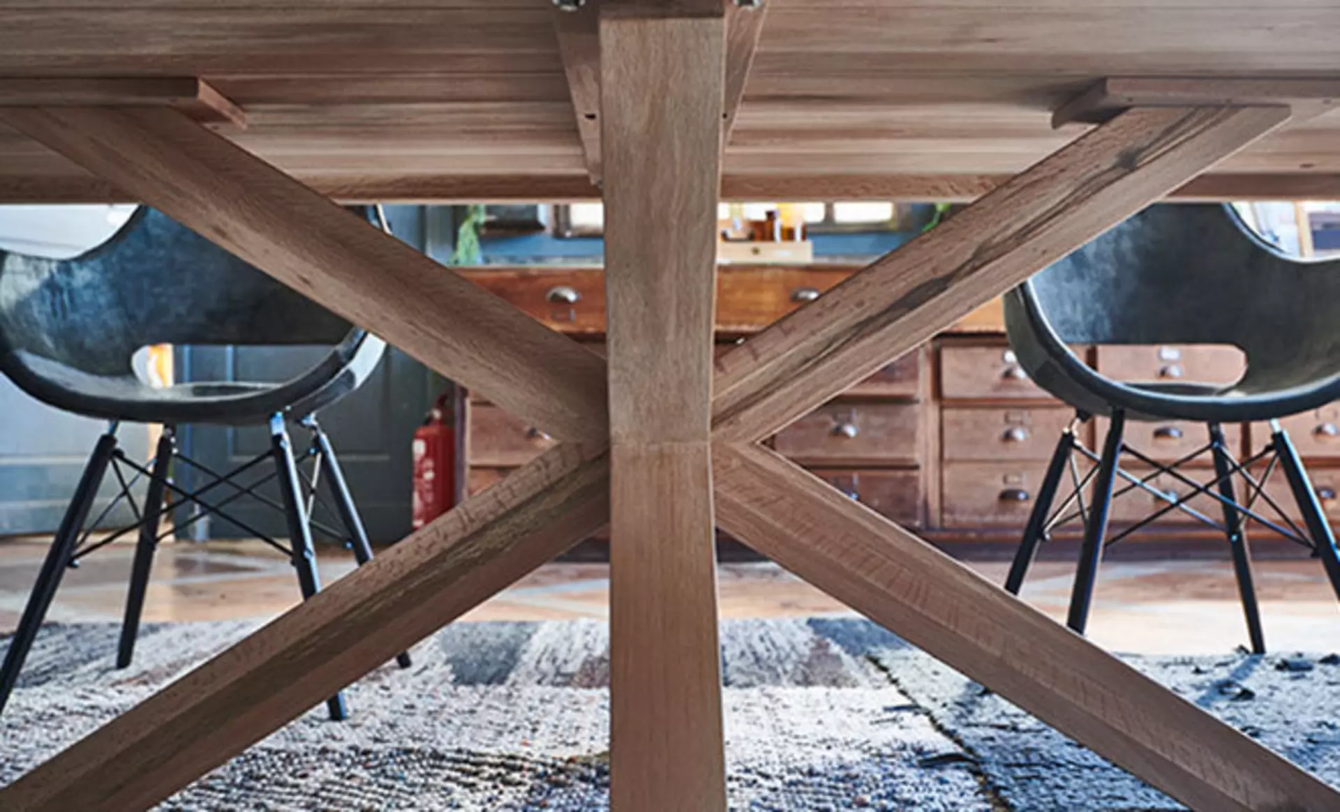 Massivholzbeine eines Esstisches in einem Esszimmer