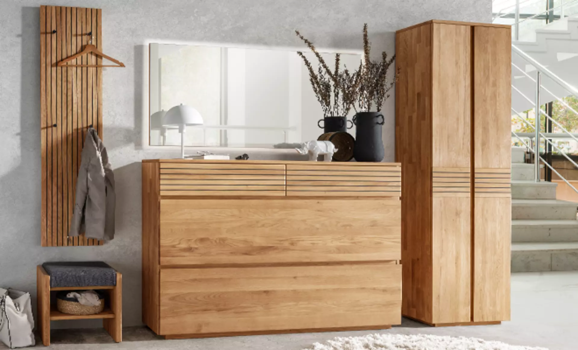 Massive schlichte Vollholz Garderobe im Set mit Wandpaneel, Hocker und Spiegel