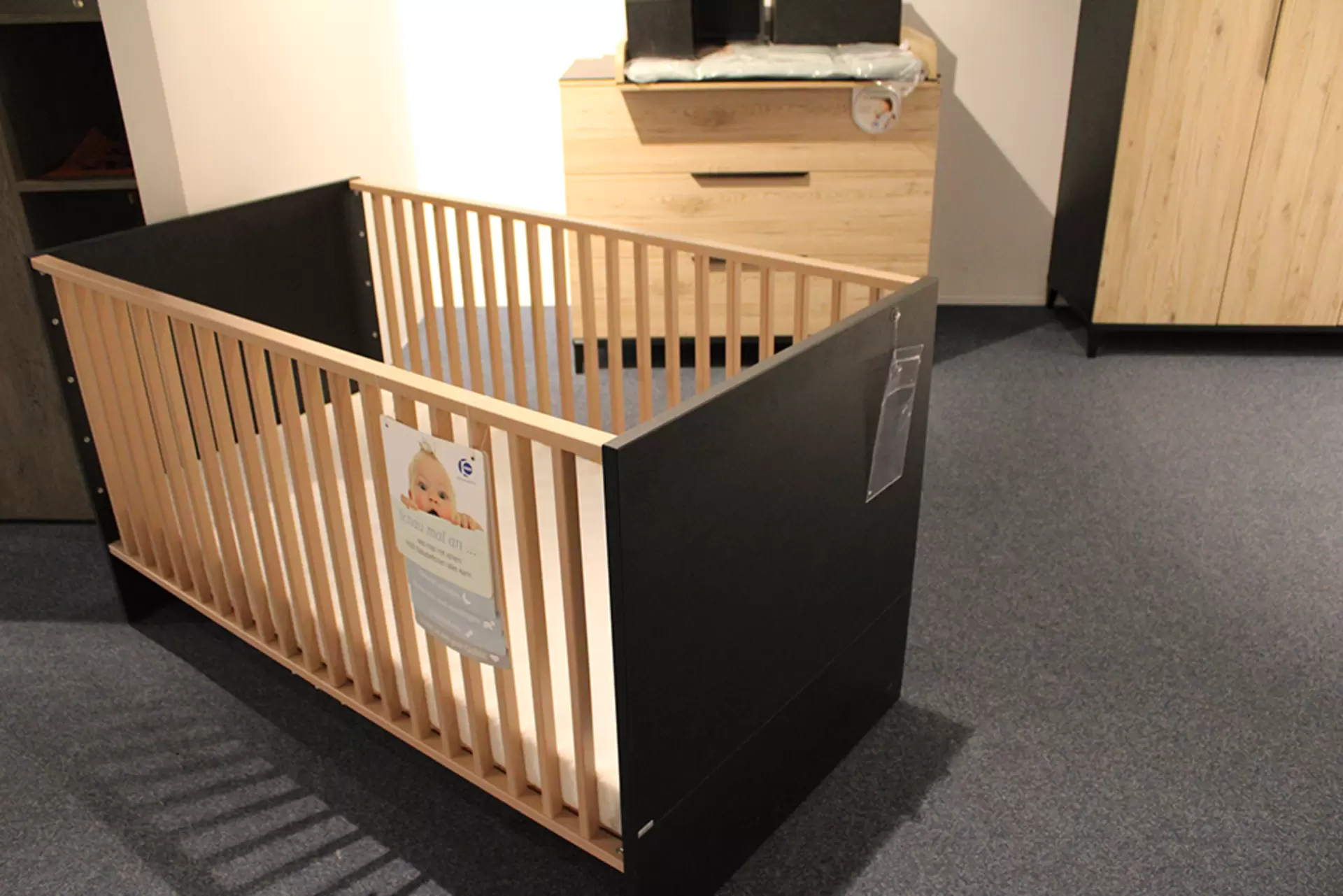 Das Babyzimmer TOMKE von Paidi in Eiche und schwarz