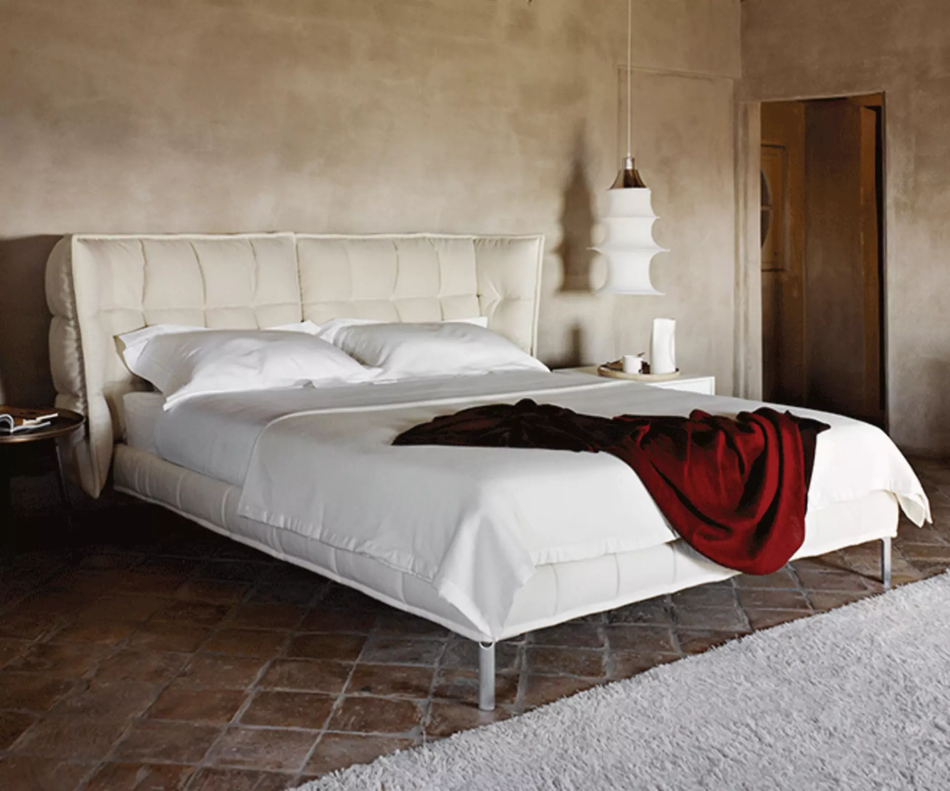 Das Designbett HUSK von B&B Italia