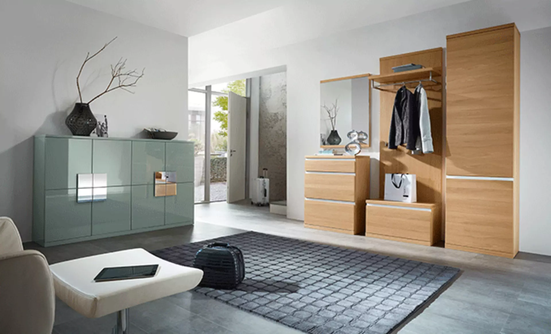 Garderobe mit Möbeln im Materialmix