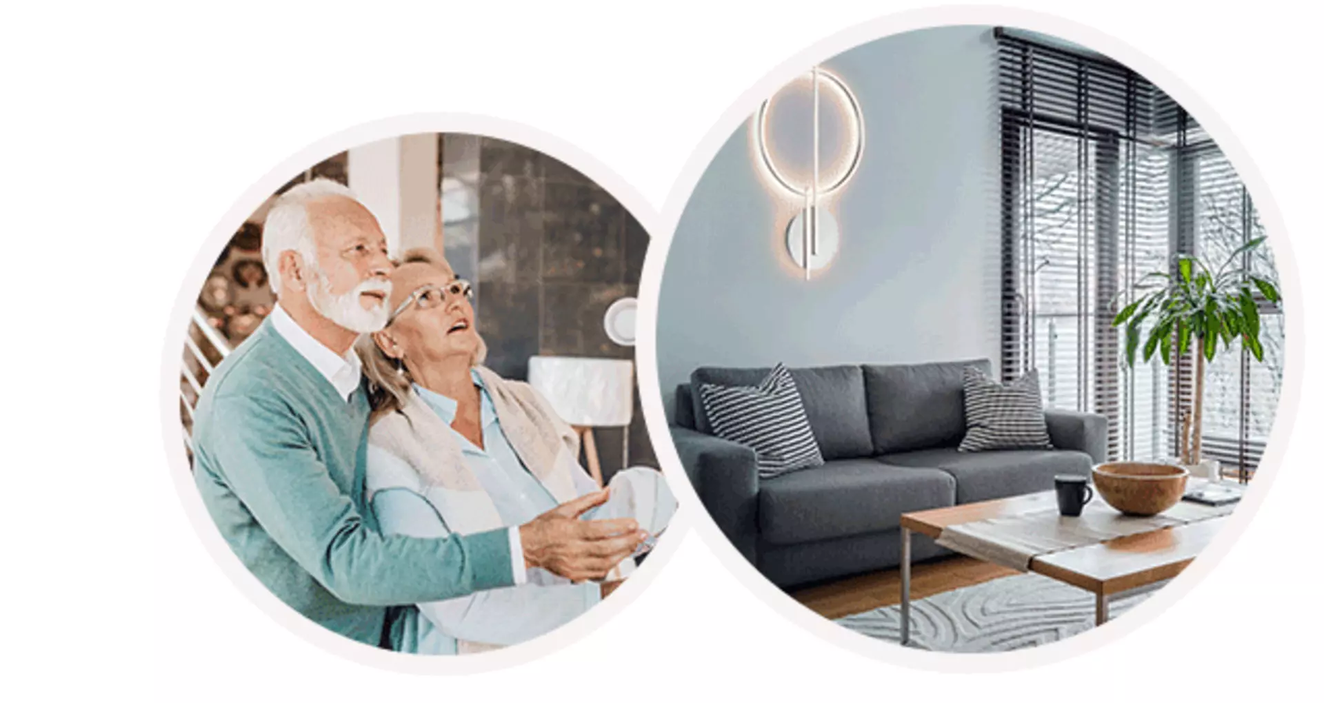 älteres ehepaar beim betrachen von leuchten und wohnzimmer mit dekorativer wandleuchte