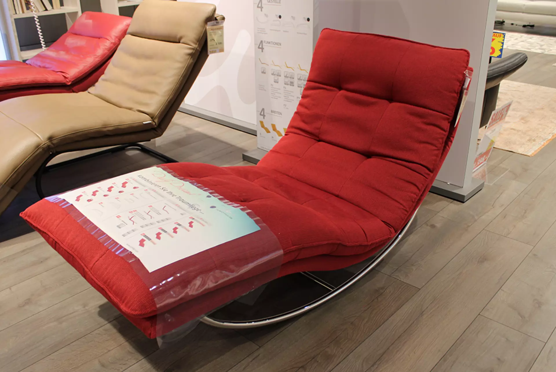 Rote Schaukelliege mit silbernen beinen 