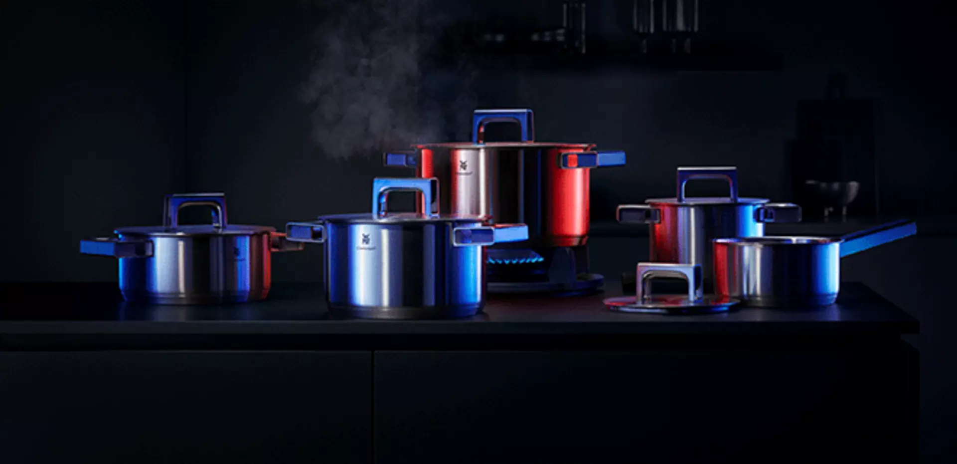 Kochgeschirr angestrahlt von blauem und rotem licht