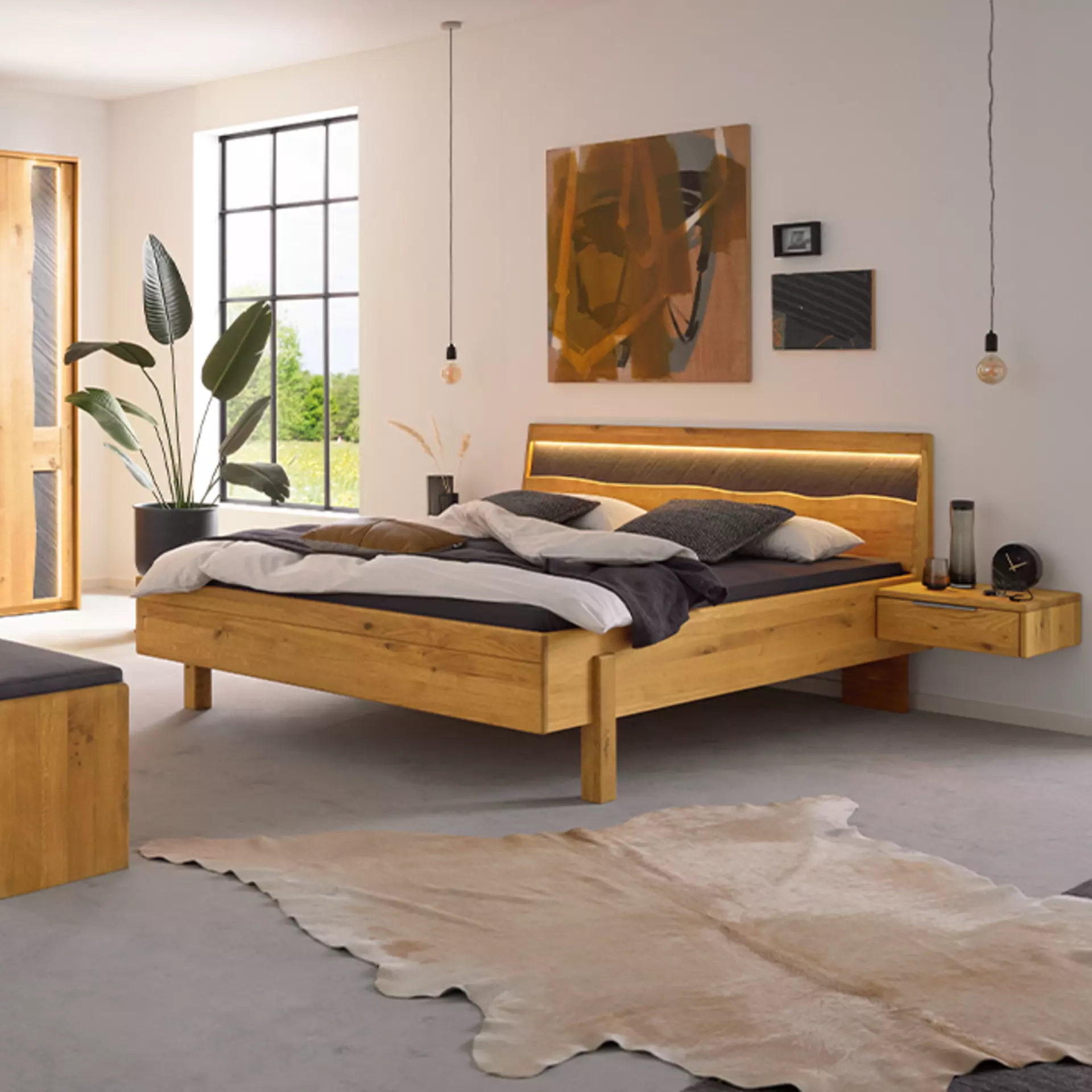 Holzbett mit integriertem Licht im Kopfteil