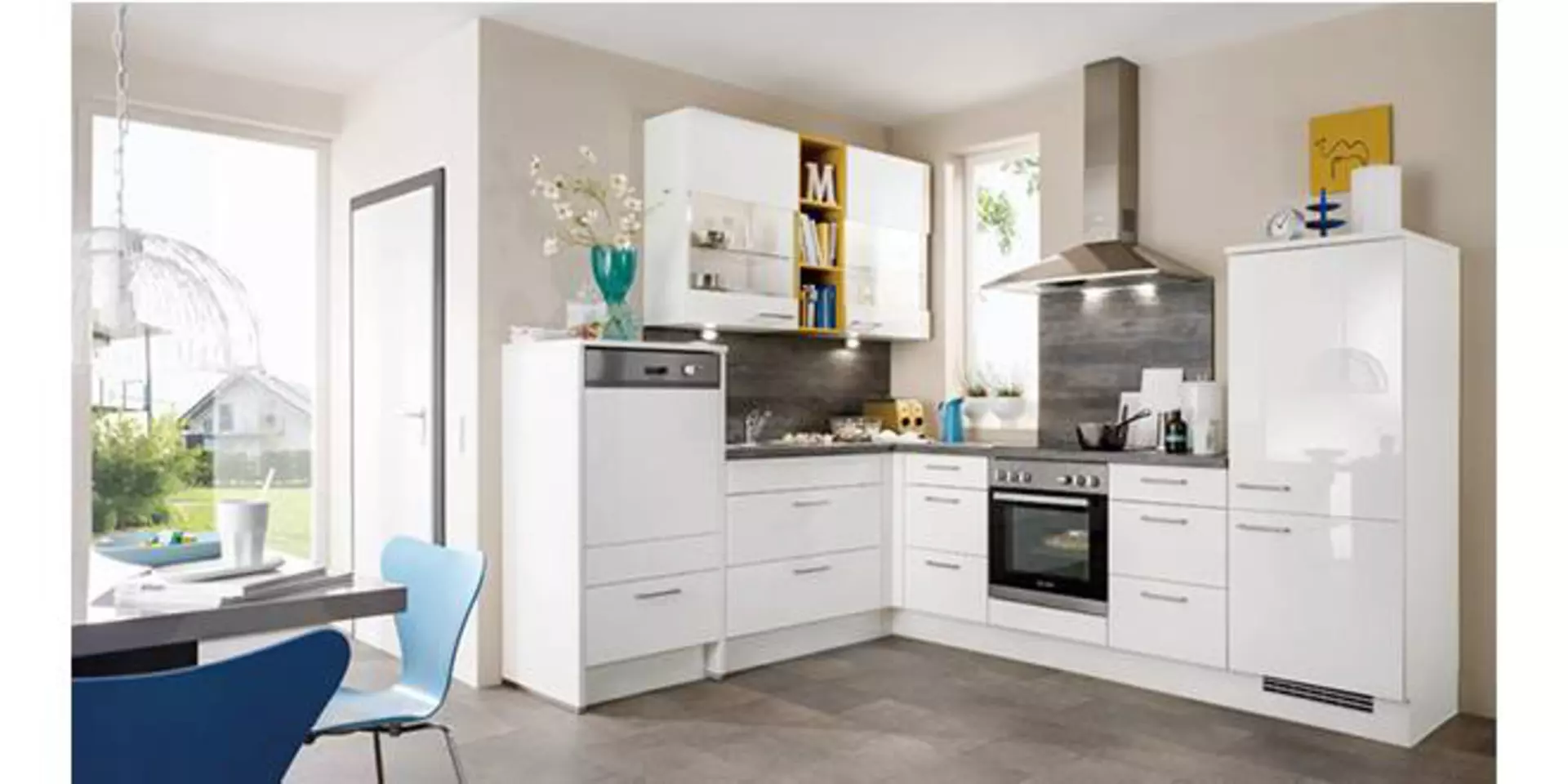 Weiße Küche in L-Form nützt perfekt die Ecke aus. Die abgebildete helle Küche mit Einbaugeräten und Hängeschränken zeigt eine mögliche Planungsküche.