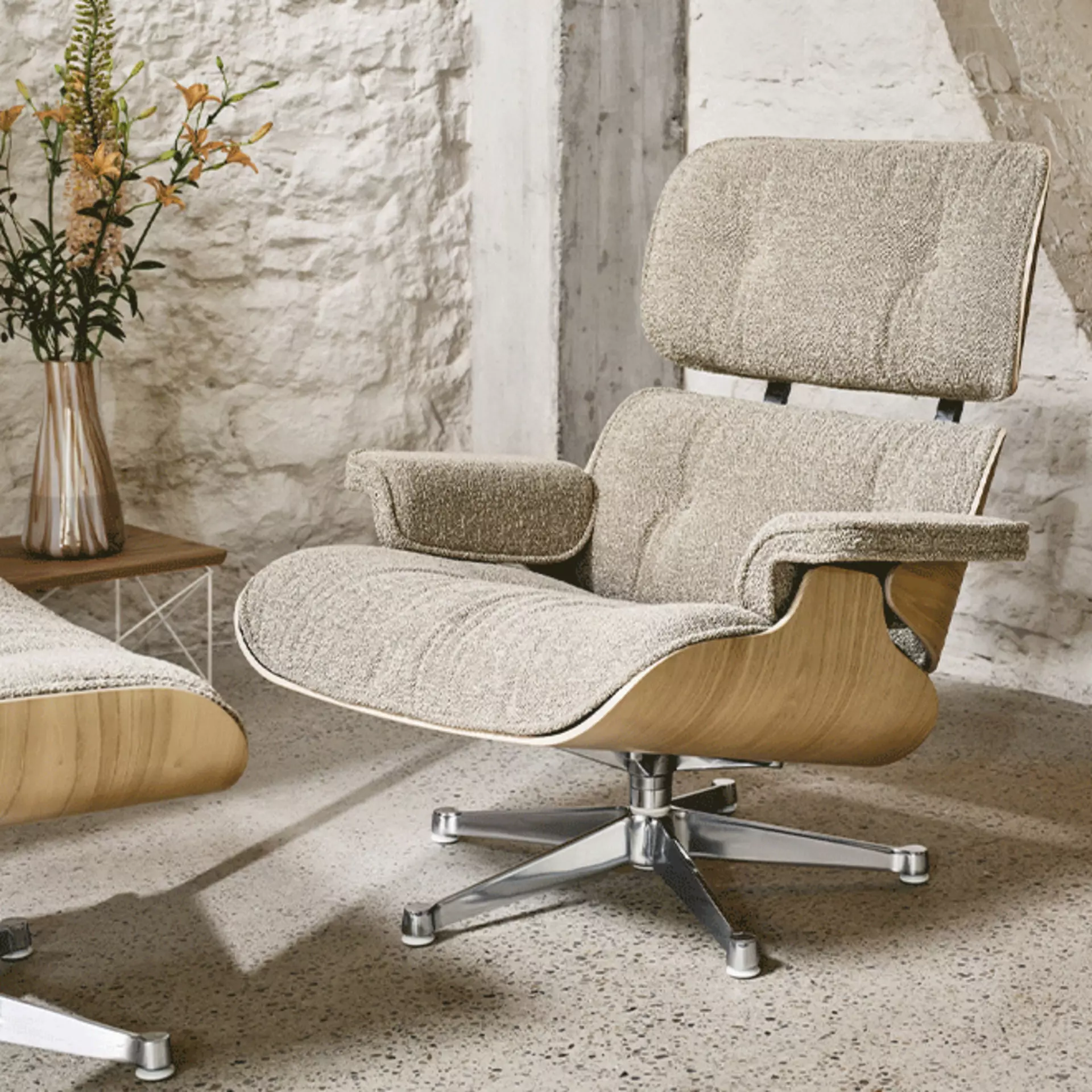 Der Eames Lounge Chair in hellem Stoffbezug