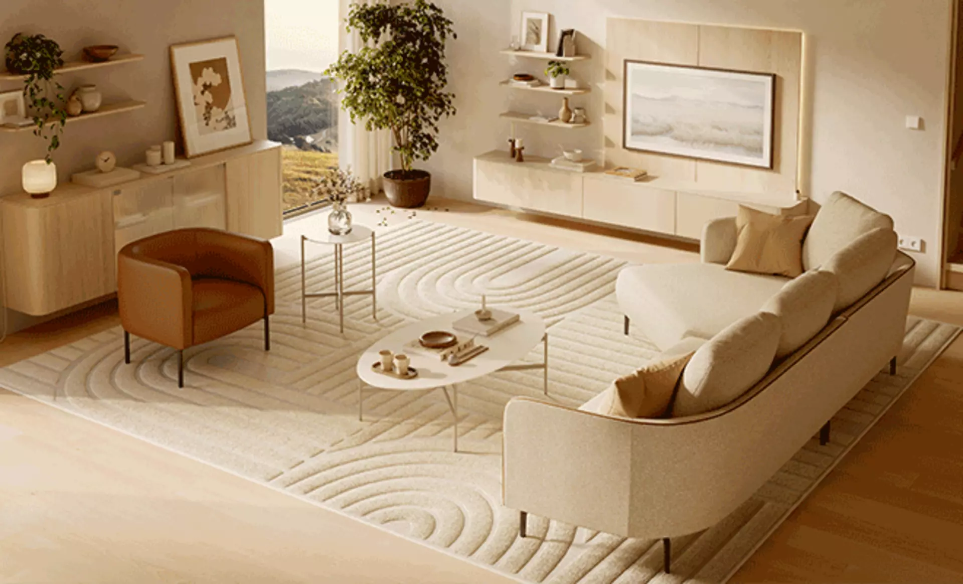 Wohnzimmer in Creme- und Brauntönen mit rundem Sofa und kontrastierendem braunem Ledersessel gegenüber