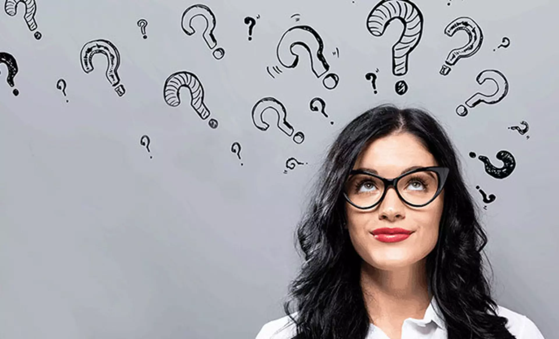 Ein Bild von einer Frau die Über ihren Kopf Fragezeichen hat 