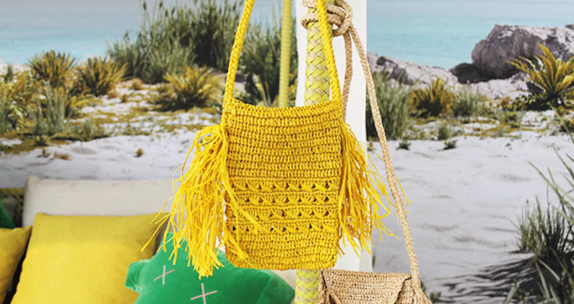 Kleine Handtaschen aus natürlichen Materialien in sommerlichen Farben bei interni by inhofer