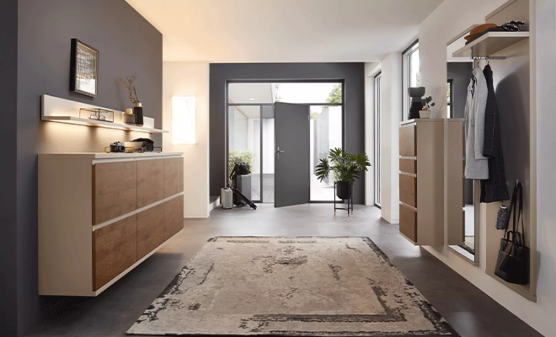 Breiter Flur mit Garderobenmöbeln links und rechts